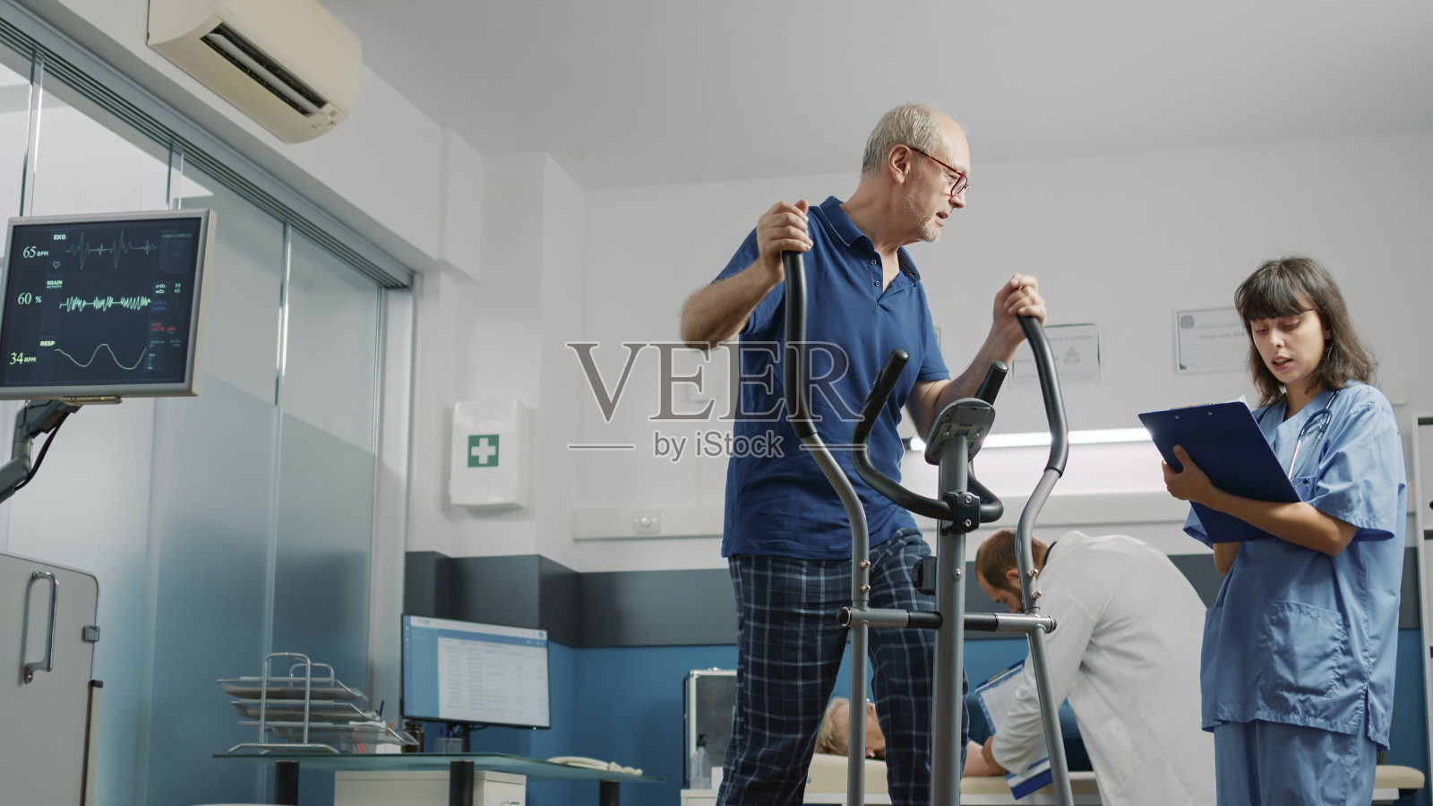 有机械障碍的老年人使用固定自行车照片摄影图片