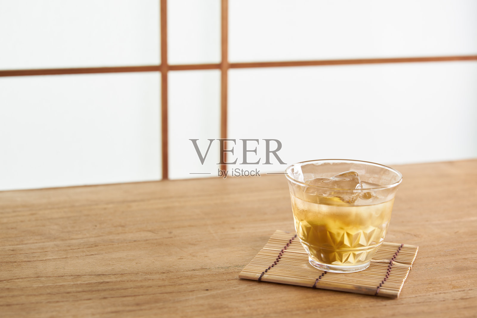 木纹餐桌上的梅子酒照片摄影图片