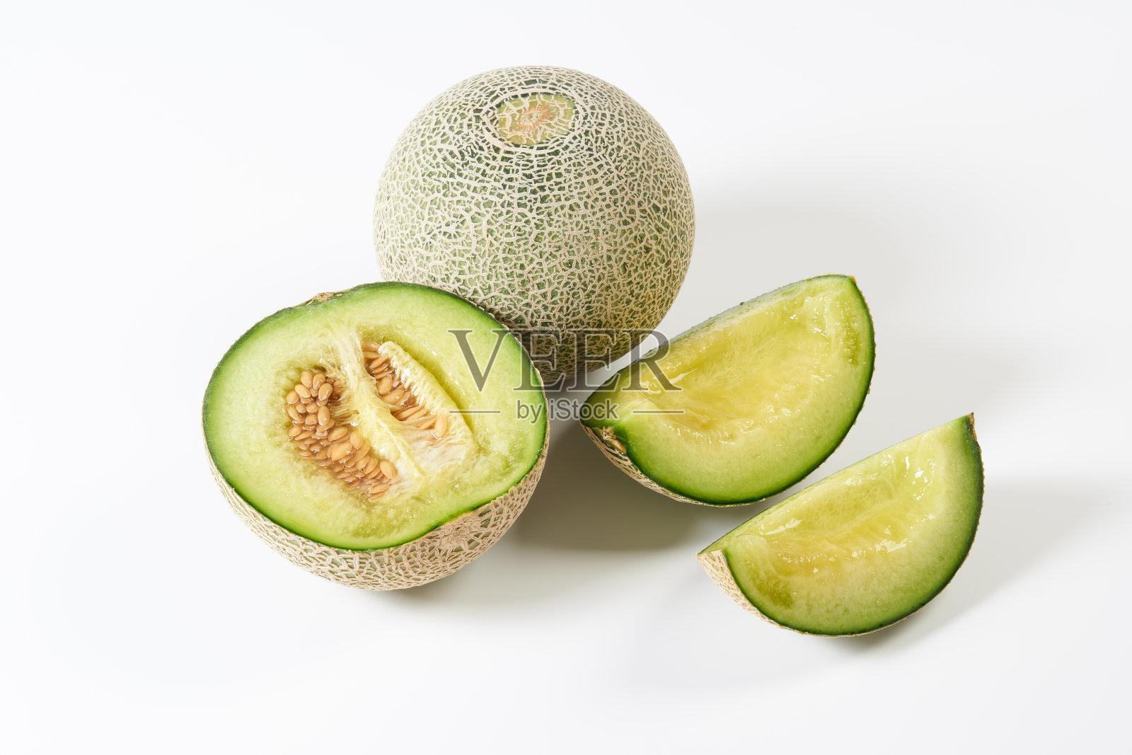 成熟的绿色果肉瓜，白色背景照片摄影图片