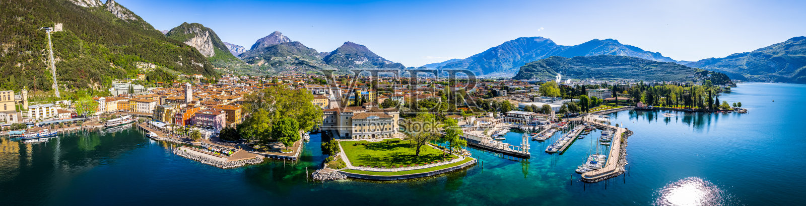 意大利加尔达河的老城区和港口照片摄影图片