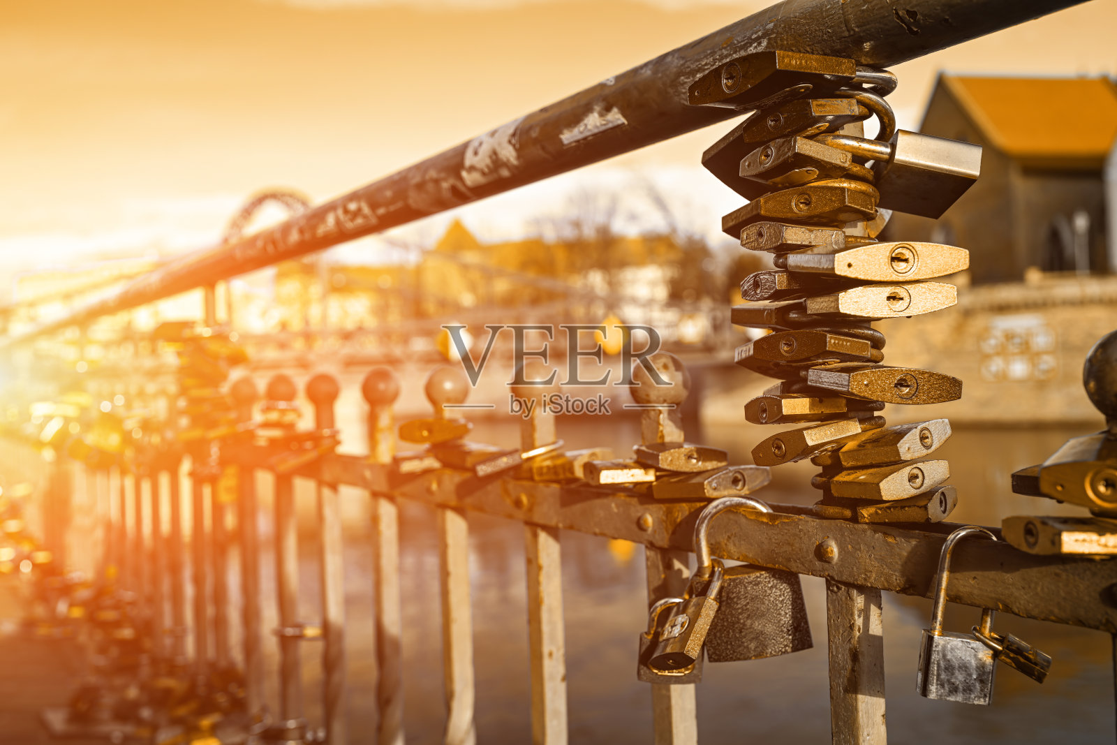 婚礼和爱情挂锁挂在桥上照片摄影图片