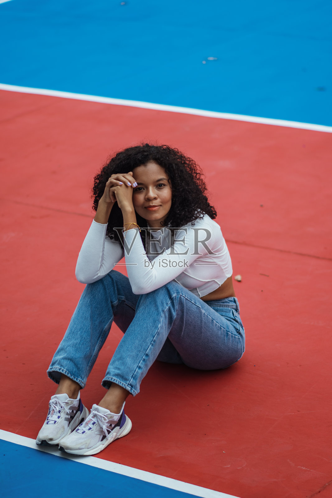 美丽的女人，深色卷曲的皮肤照片摄影图片