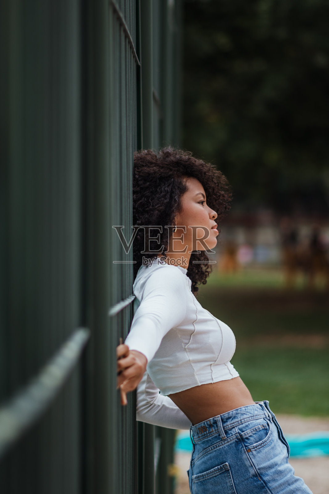 美丽的女人，深色卷曲的皮肤照片摄影图片