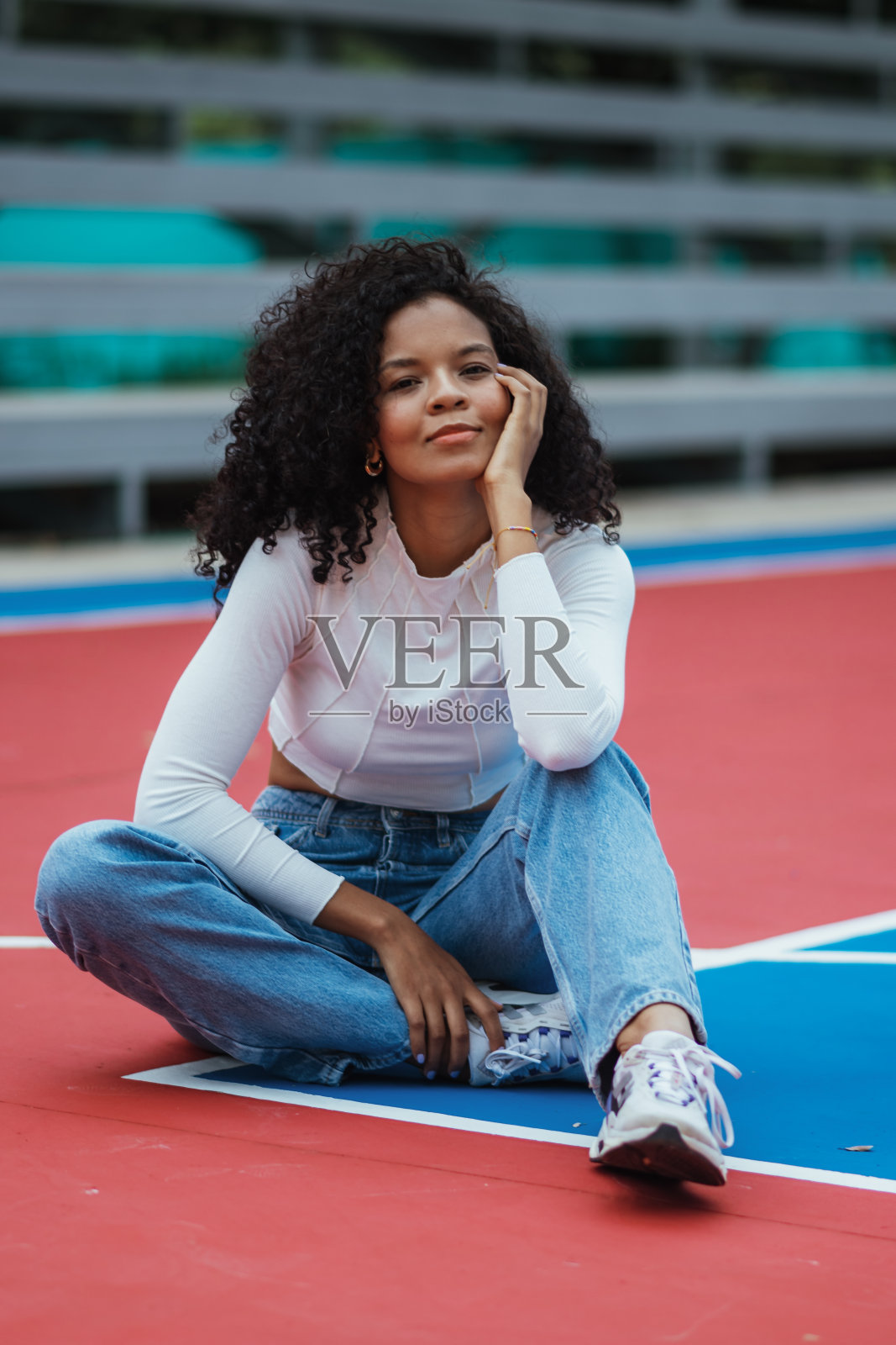 美丽的女人，深色卷曲的皮肤照片摄影图片