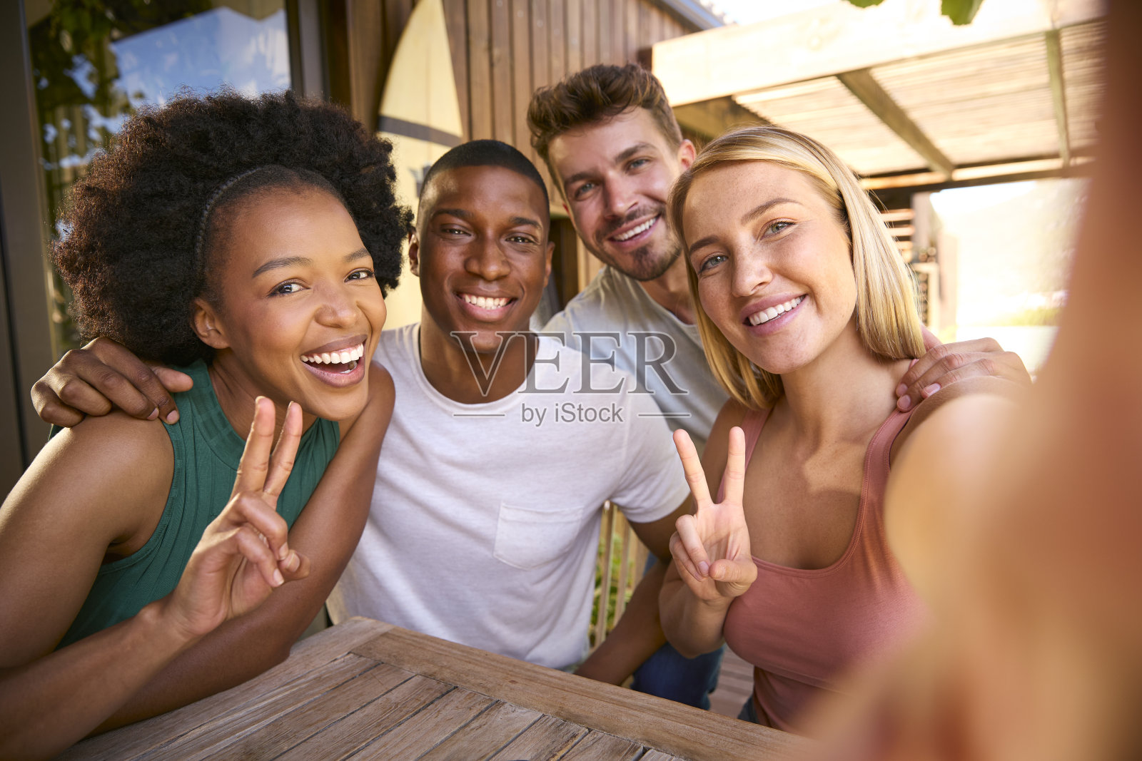 多文化朋友在家户外用手机自拍的镜头照片摄影图片