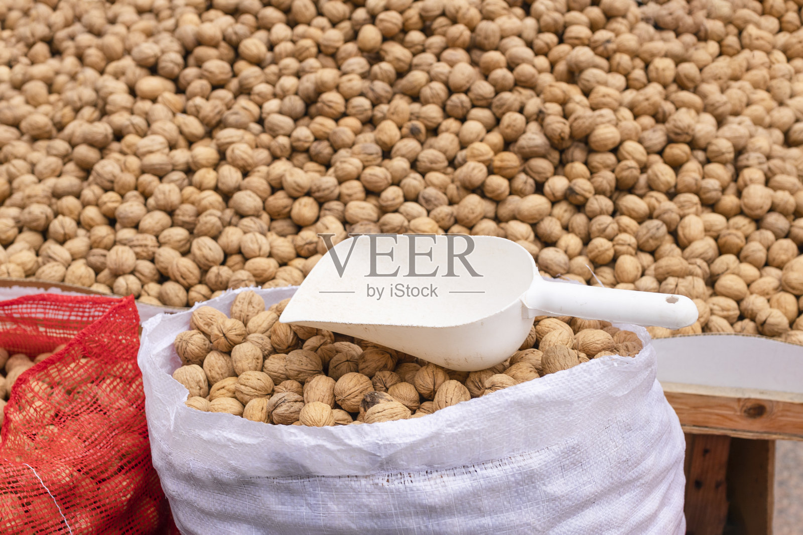 袋装核桃在市场上出售。方形框架照片摄影图片