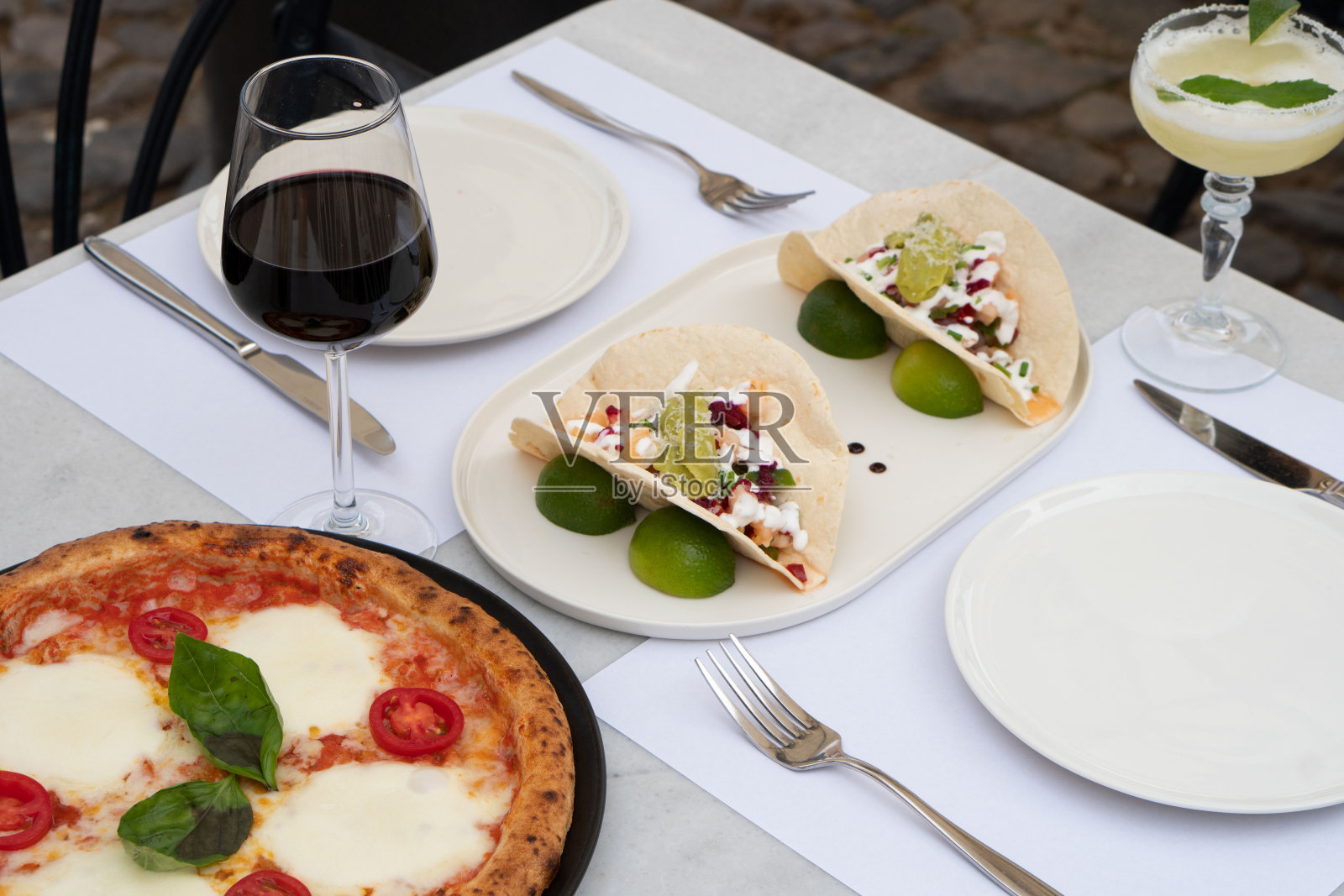 健康的植物披萨，墨西哥卷饼和红酒照片摄影图片