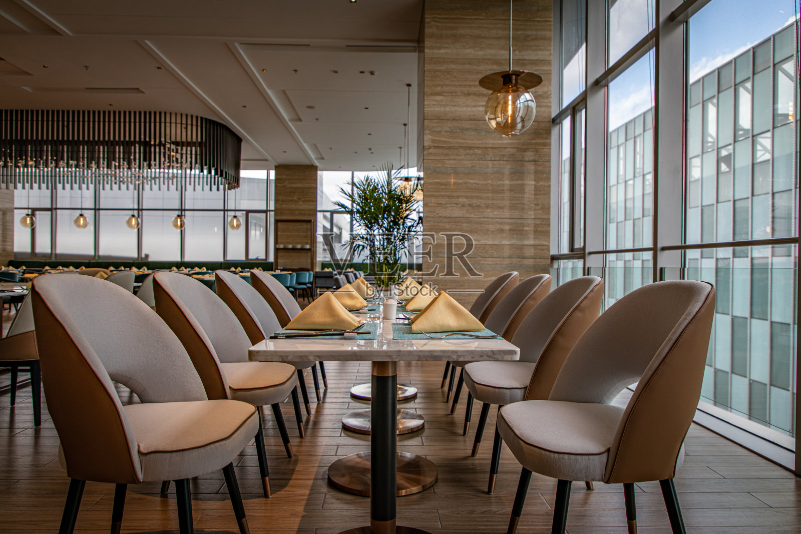 高档西餐厅里桌椅摆放整齐照片摄影图片