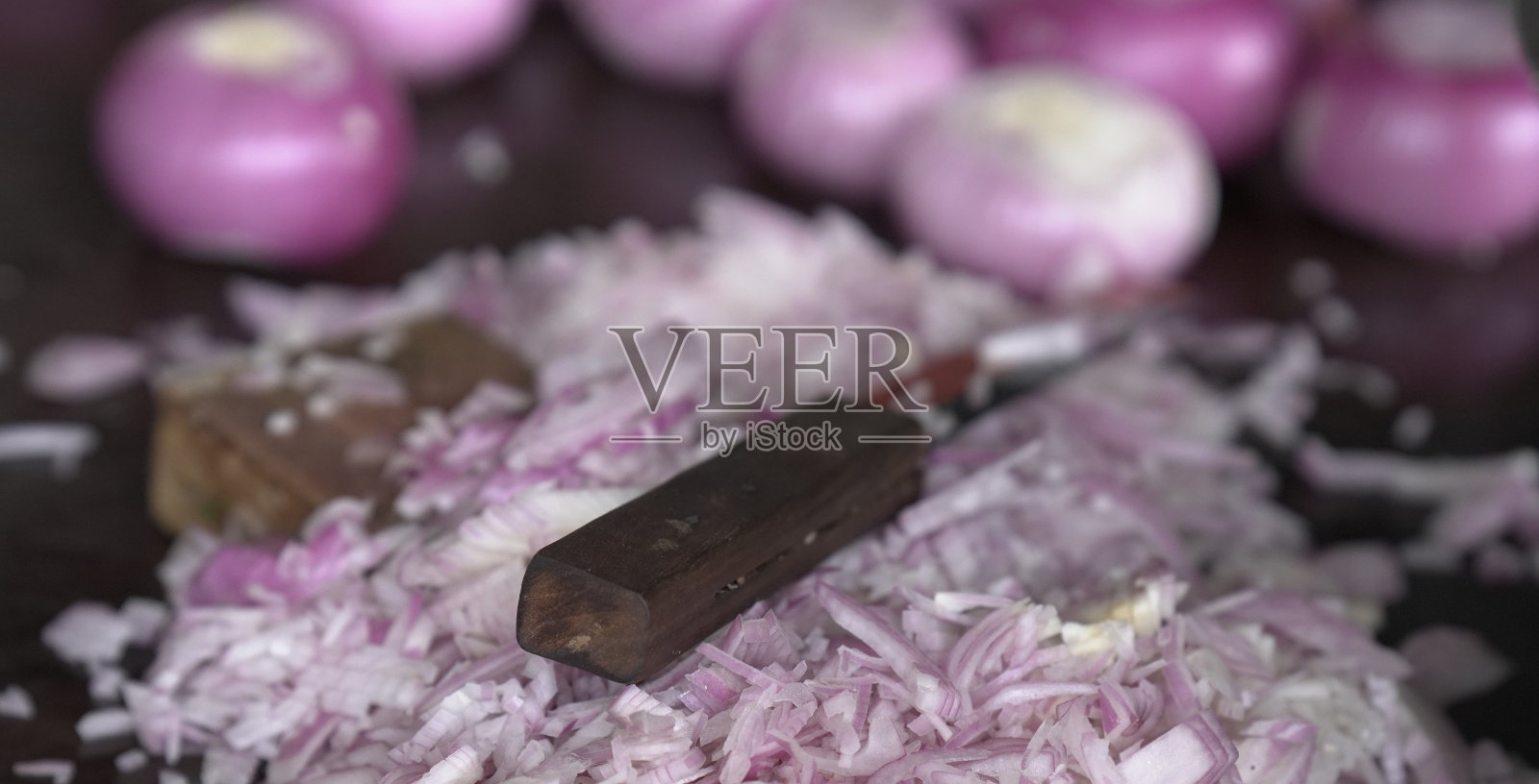 用刀切洋葱的特写图片照片摄影图片