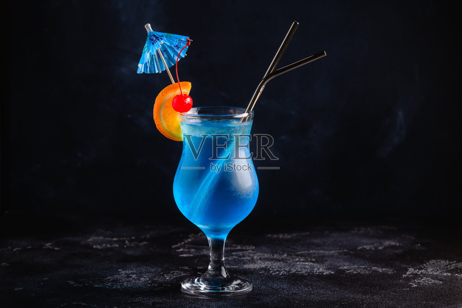 一杯蓝色泻湖鸡尾酒照片摄影图片