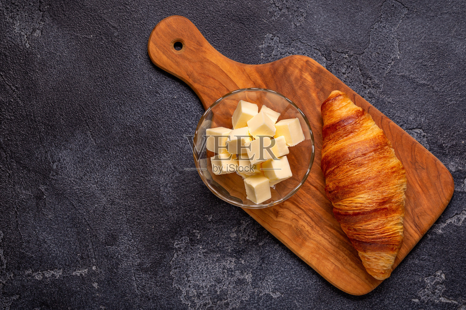 法国的羊角面包。新鲜出炉的牛角面包加黄油照片摄影图片