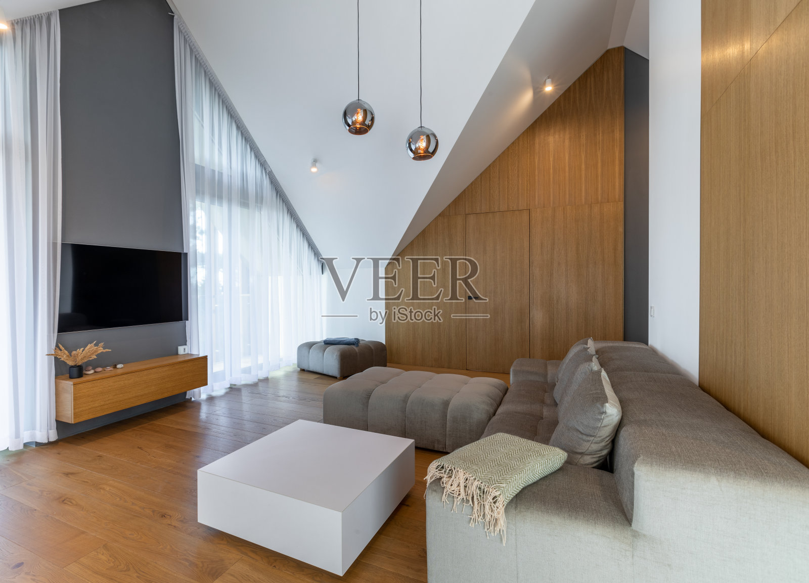 时尚宽敞豪华的客厅室内设计与设计灰色沙发，茶几，装饰，枕头在现代家居装饰。现代客厅照片摄影图片