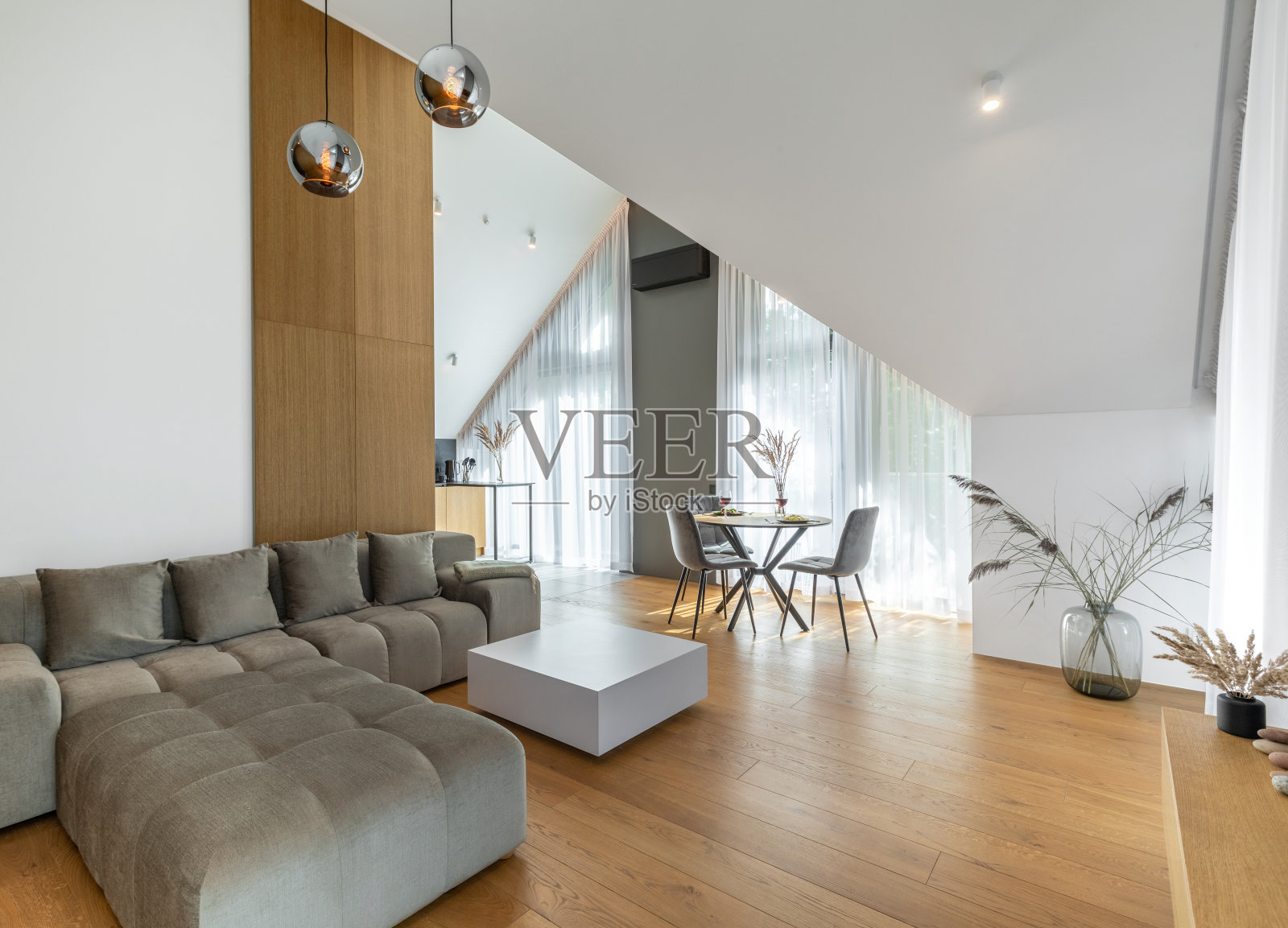 时尚宽敞豪华的客厅室内设计与设计灰色沙发，茶几，装饰，枕头在现代家居装饰。现代客厅照片摄影图片