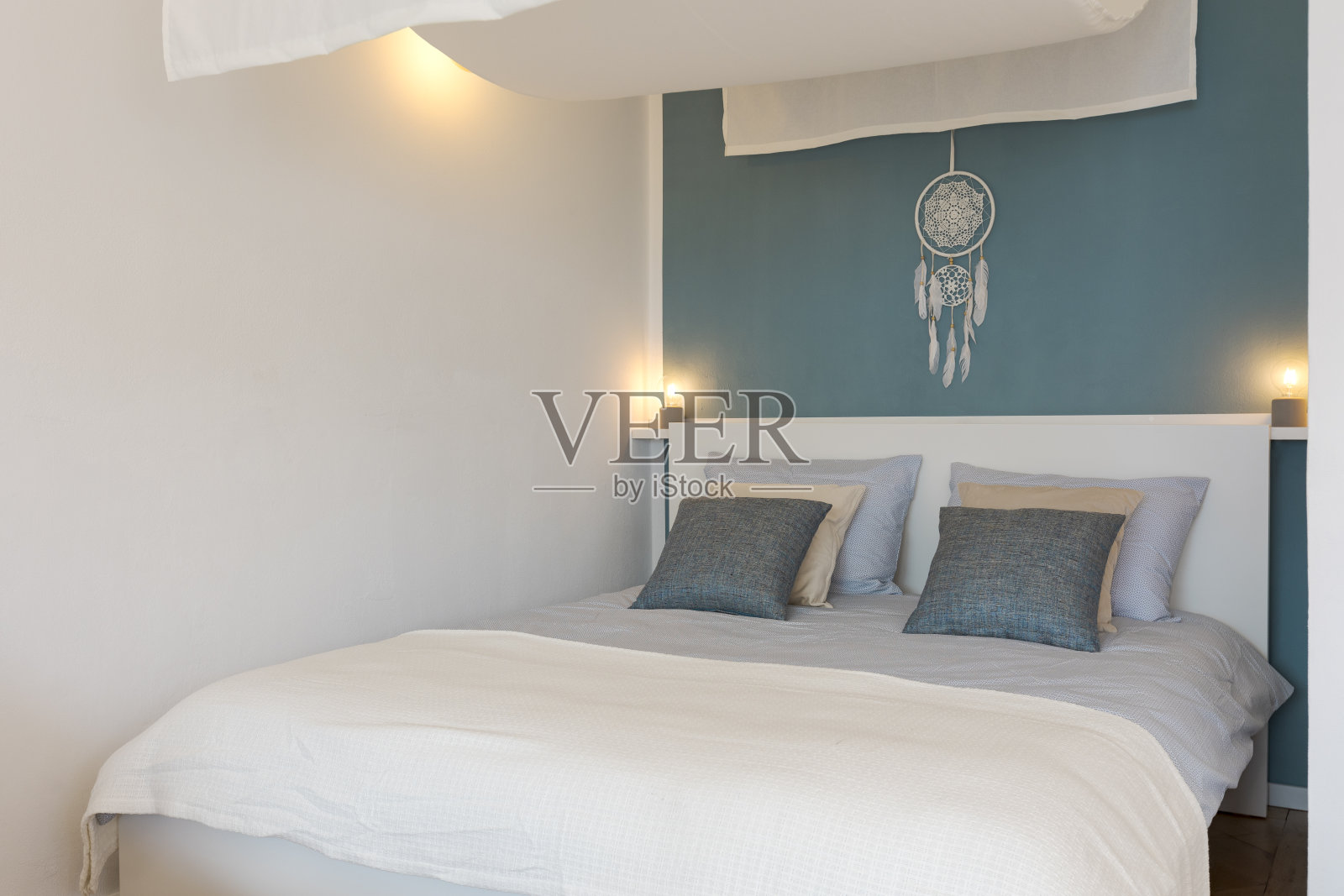 床的细节与天篷在一个非常不错的度假屋照片摄影图片