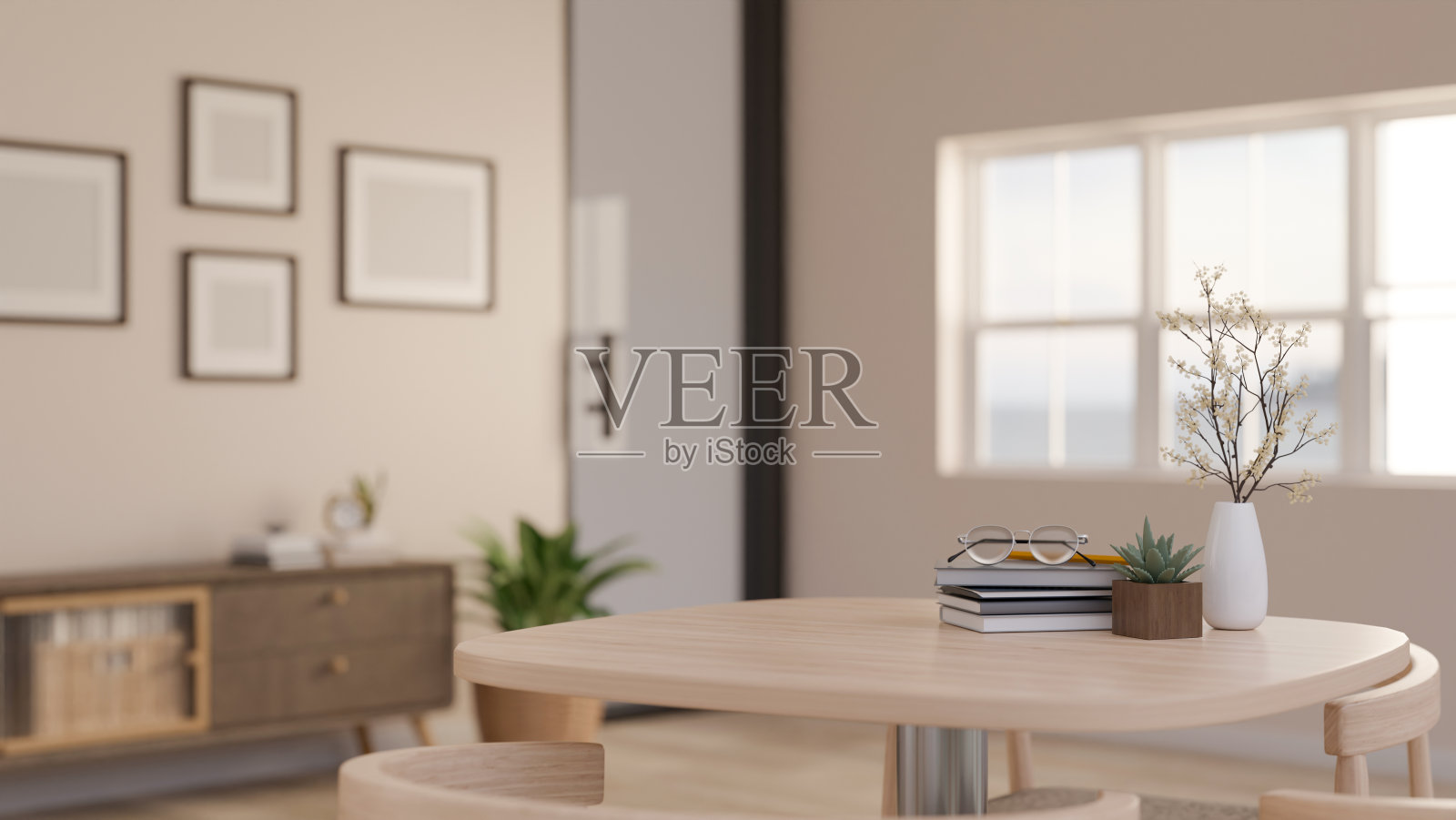 在最小的舒适客厅里，在一张木桌上放上眼镜、书籍和植物照片摄影图片