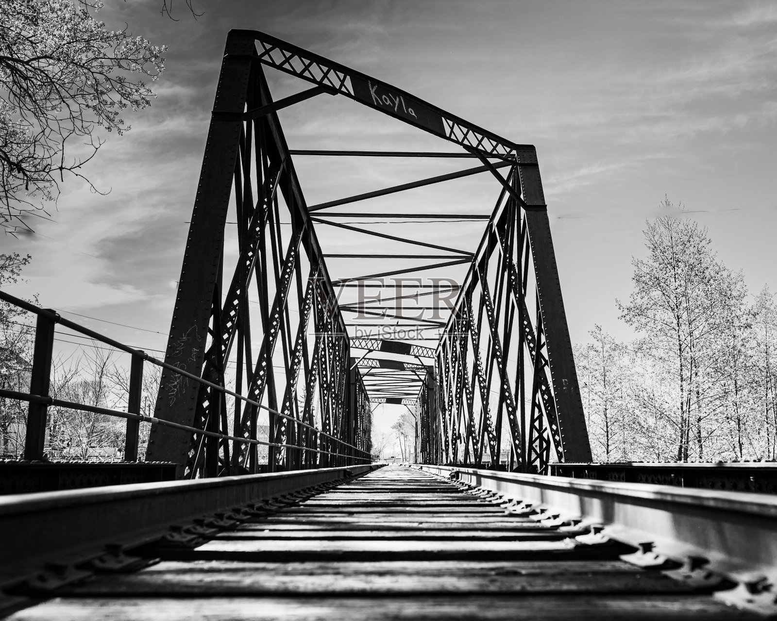 天空衬托下火车桥的灰度图照片摄影图片