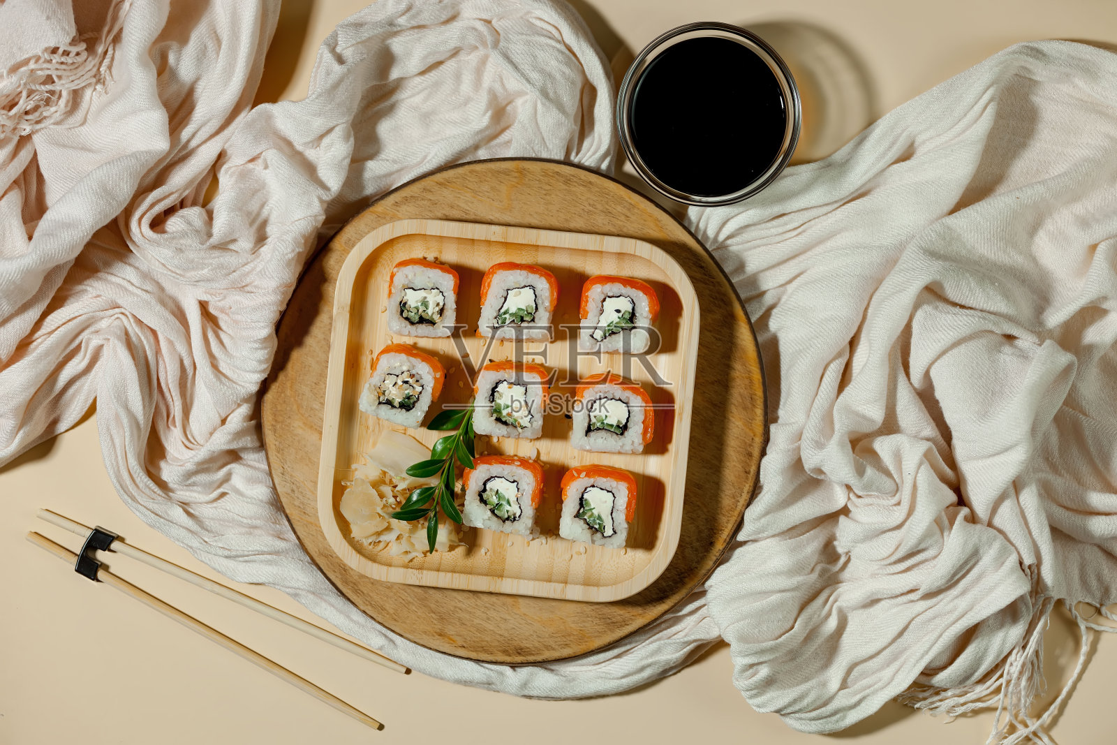 亮色背景上的寿司。照片摄影图片