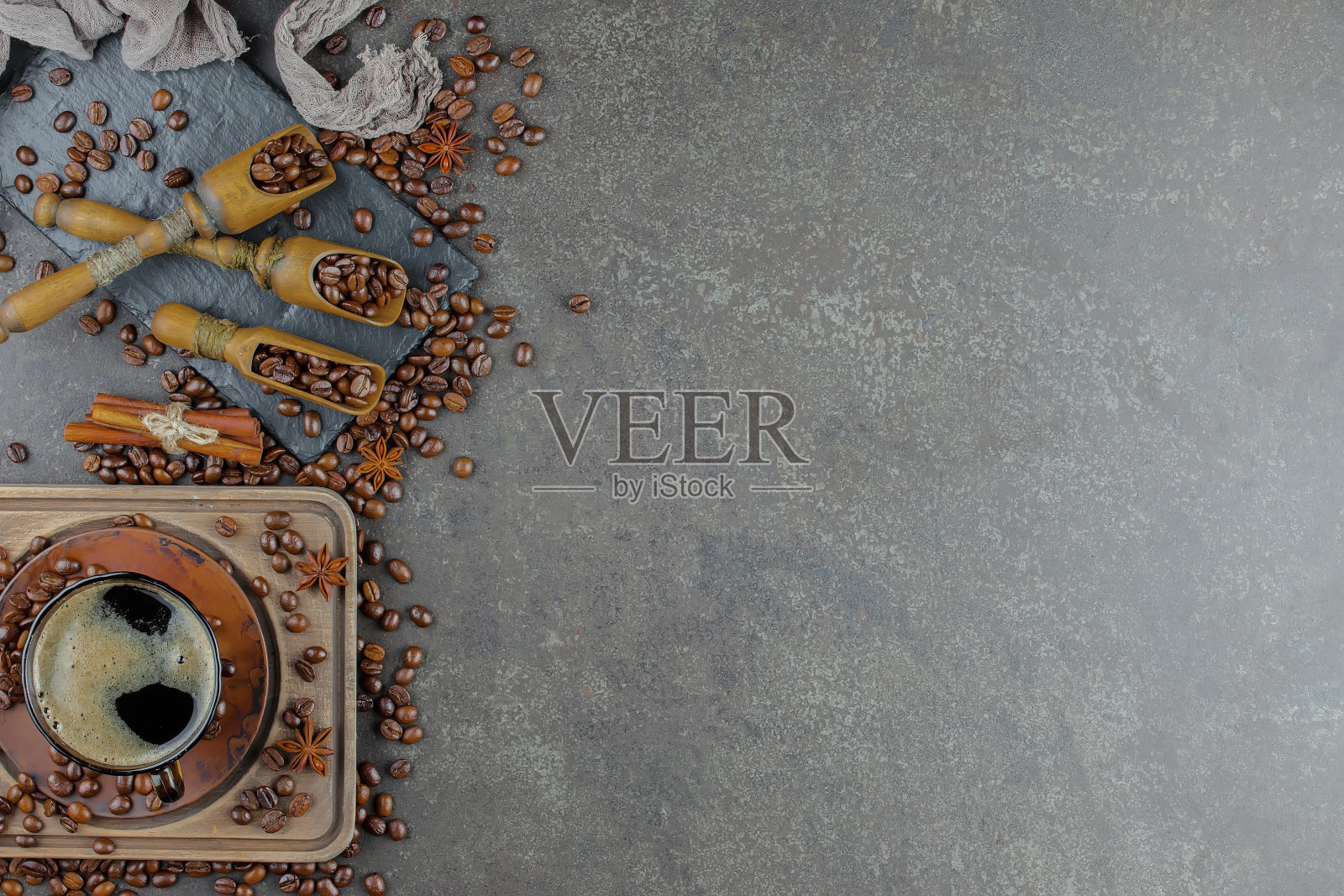 桌上杯子里的黑咖啡粒。照片摄影图片