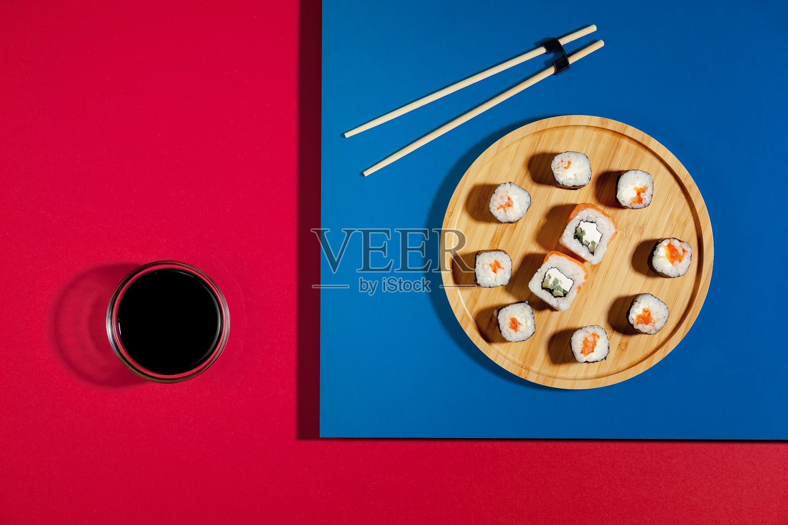 亮色背景上的寿司。照片摄影图片