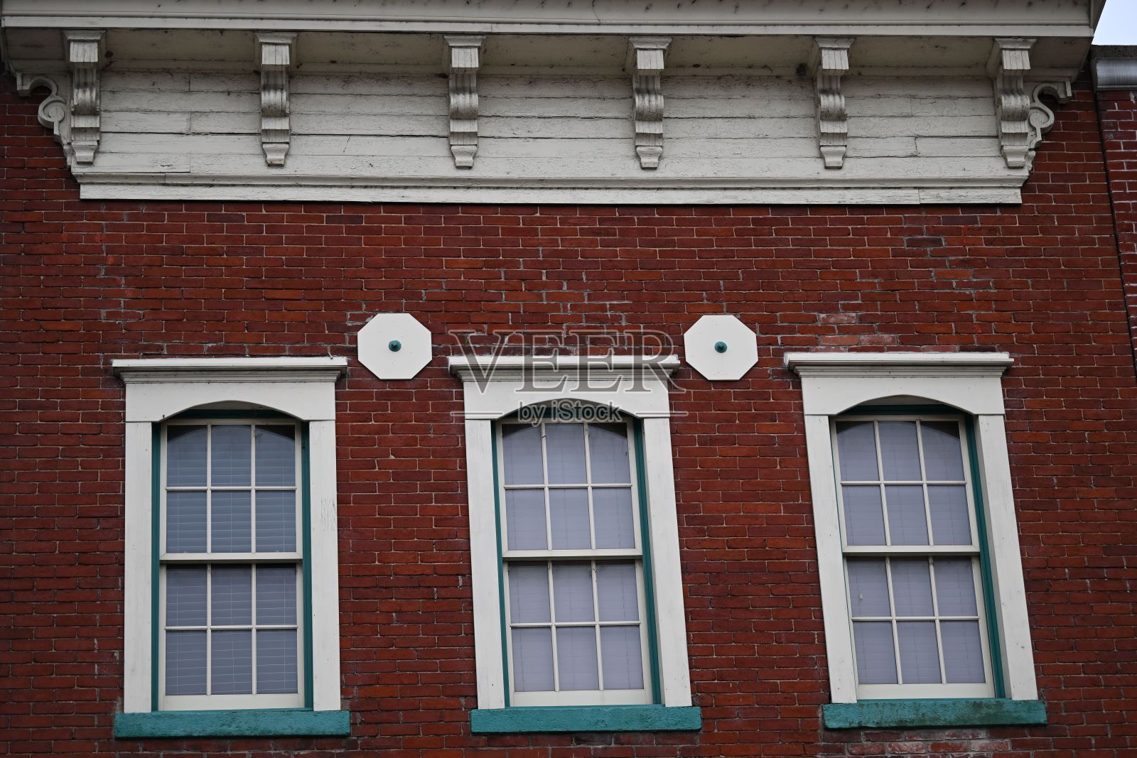 市区内有拱形窗户的老建筑的外部照片摄影图片