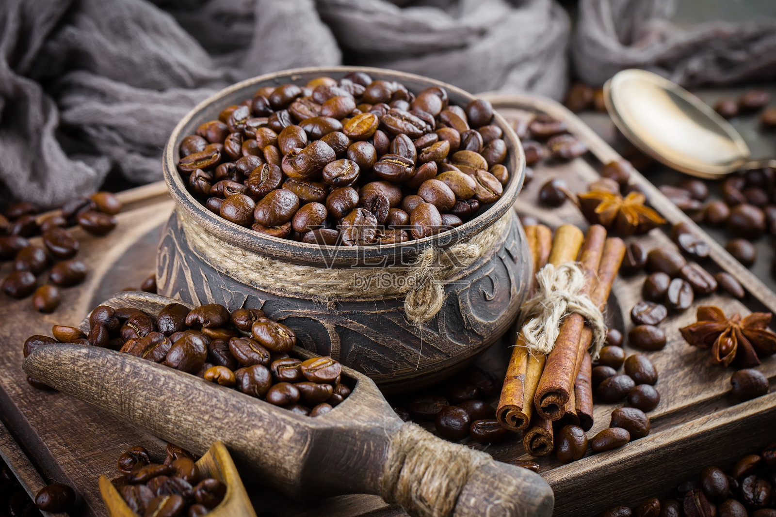 桌上杯子里的黑咖啡粒。照片摄影图片