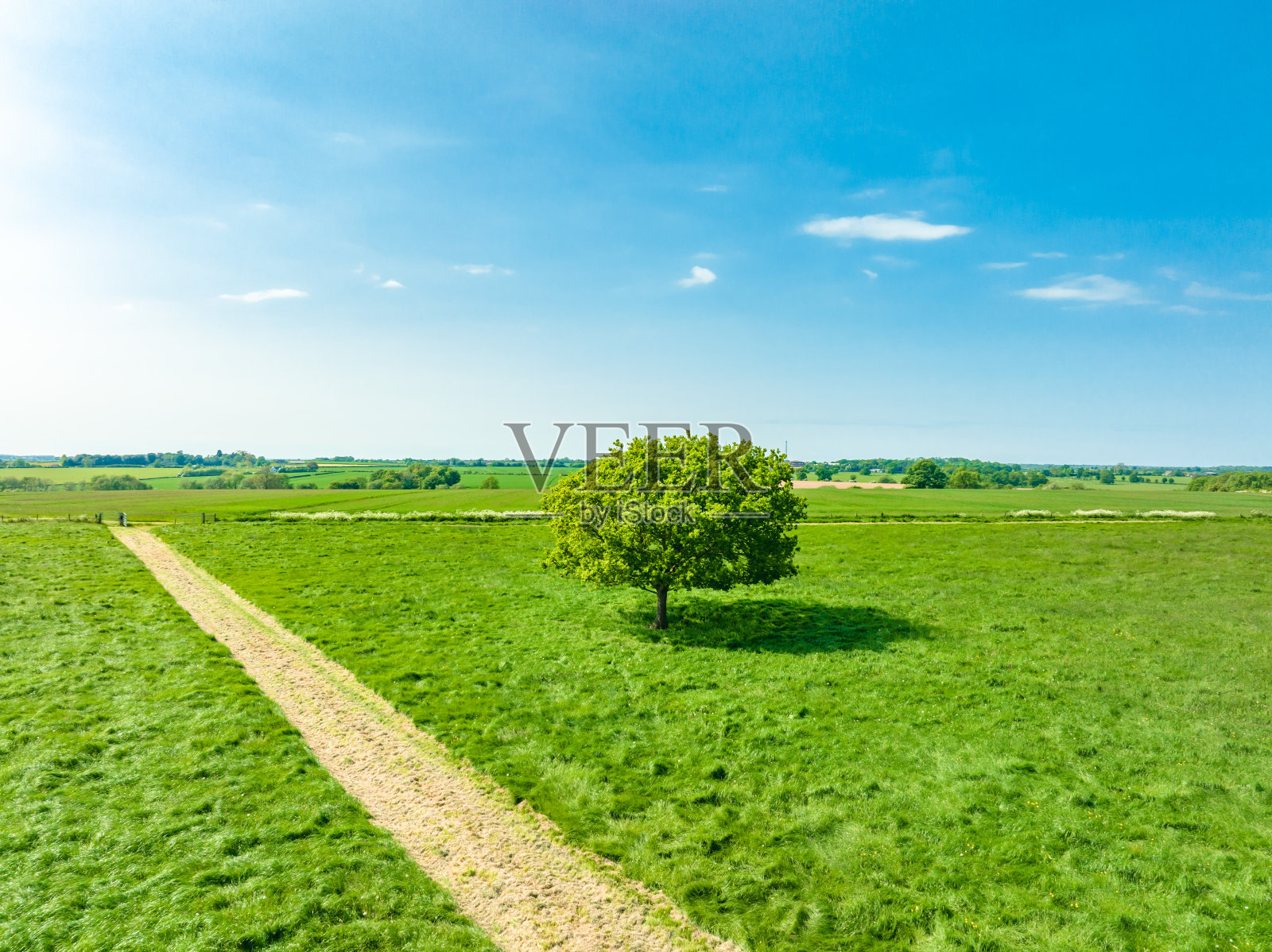 鸟瞰图，美丽的农田与多云的蓝天在英国照片摄影图片