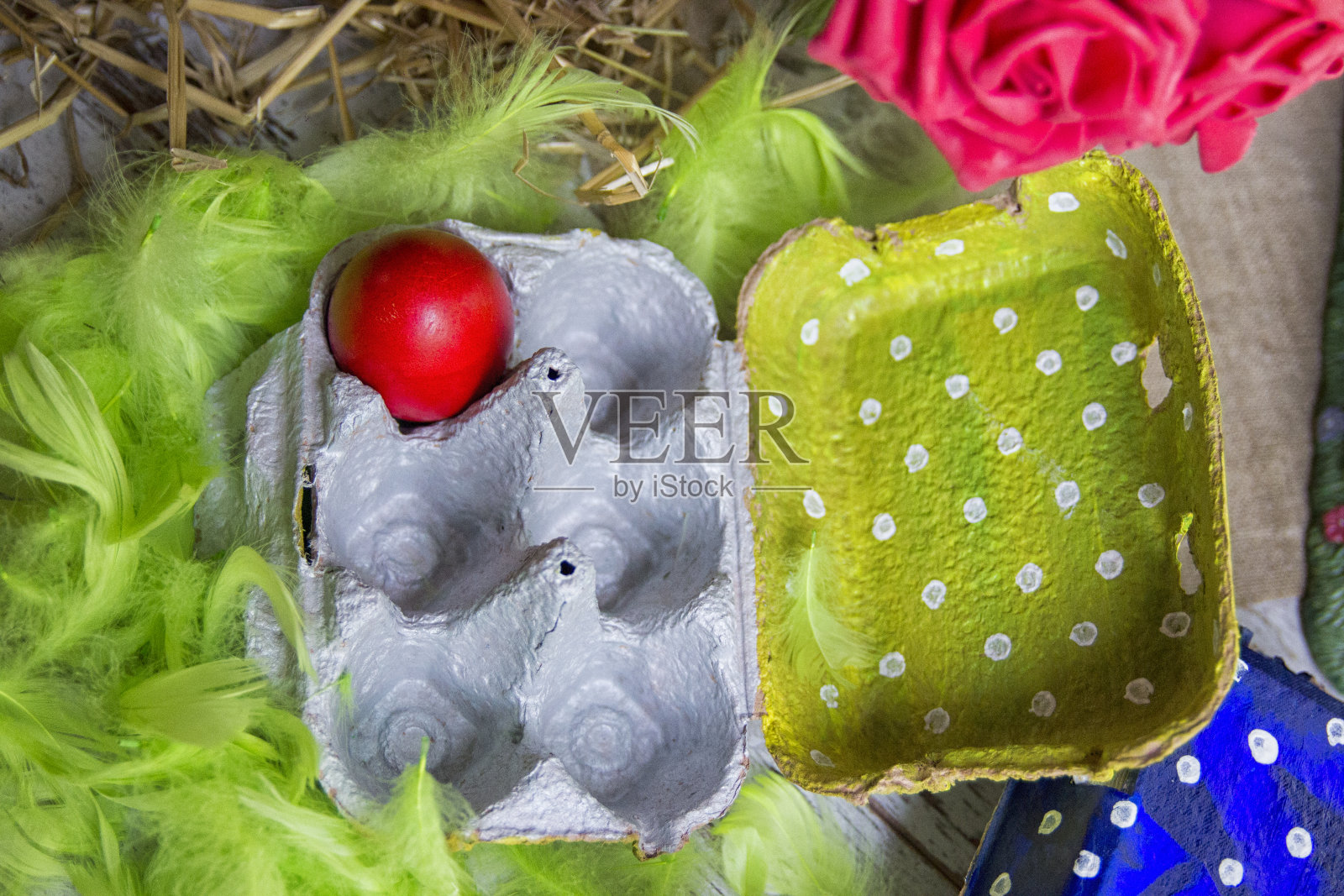 白色的桌子上有五颜六色的复活节彩蛋照片摄影图片