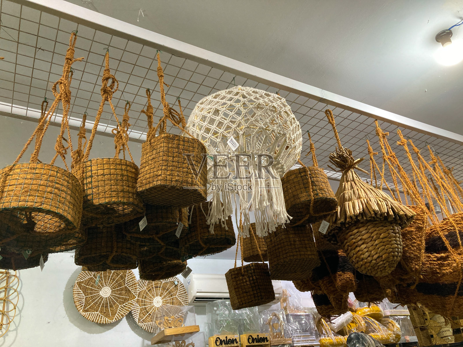 天花板上挂着灯笼和装饰品照片摄影图片