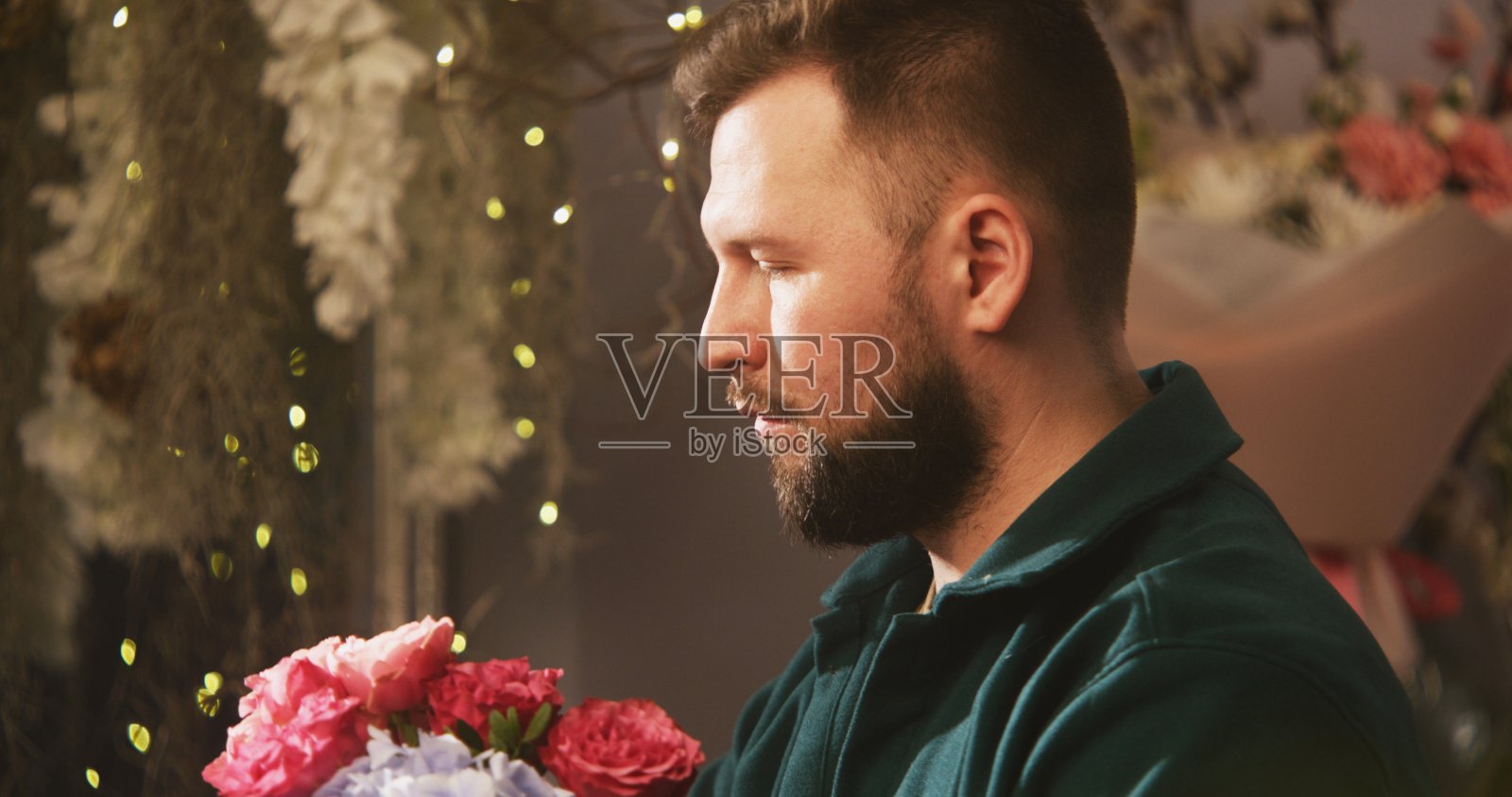 专业花艺师创造花束在花店照片摄影图片