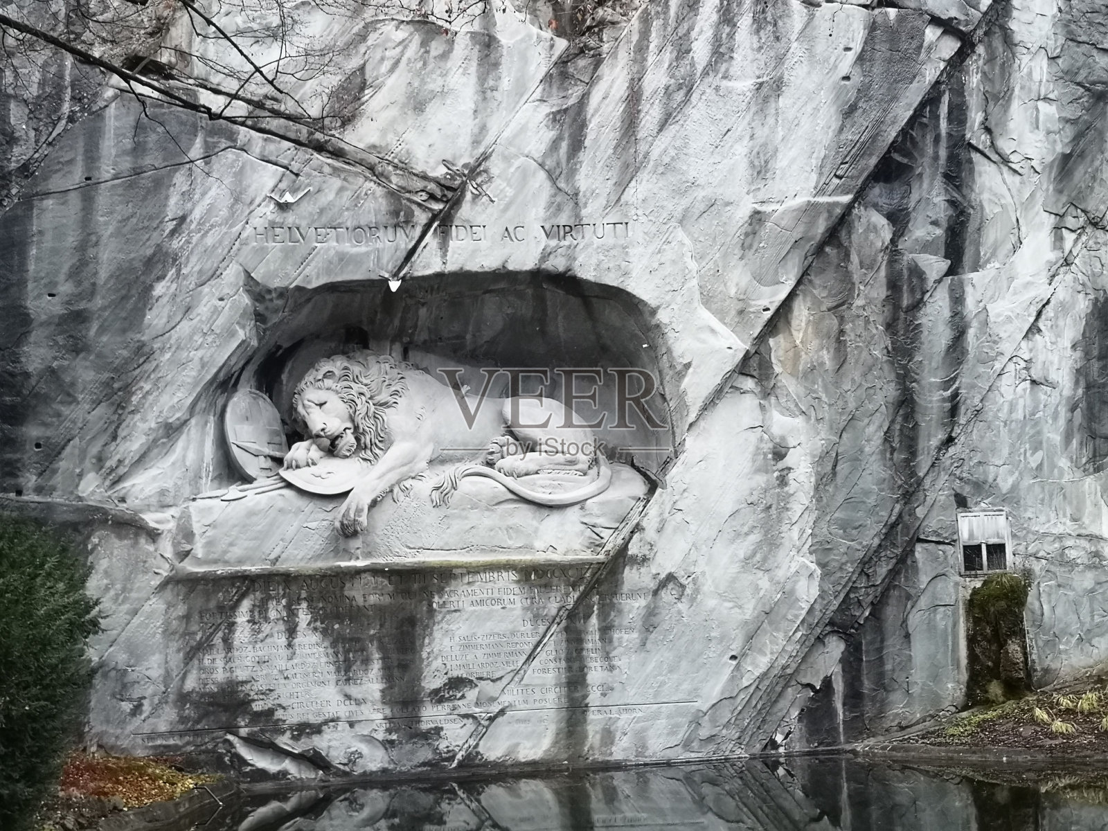 瑞士卢塞恩垂死狮子的户外雕像照片摄影图片