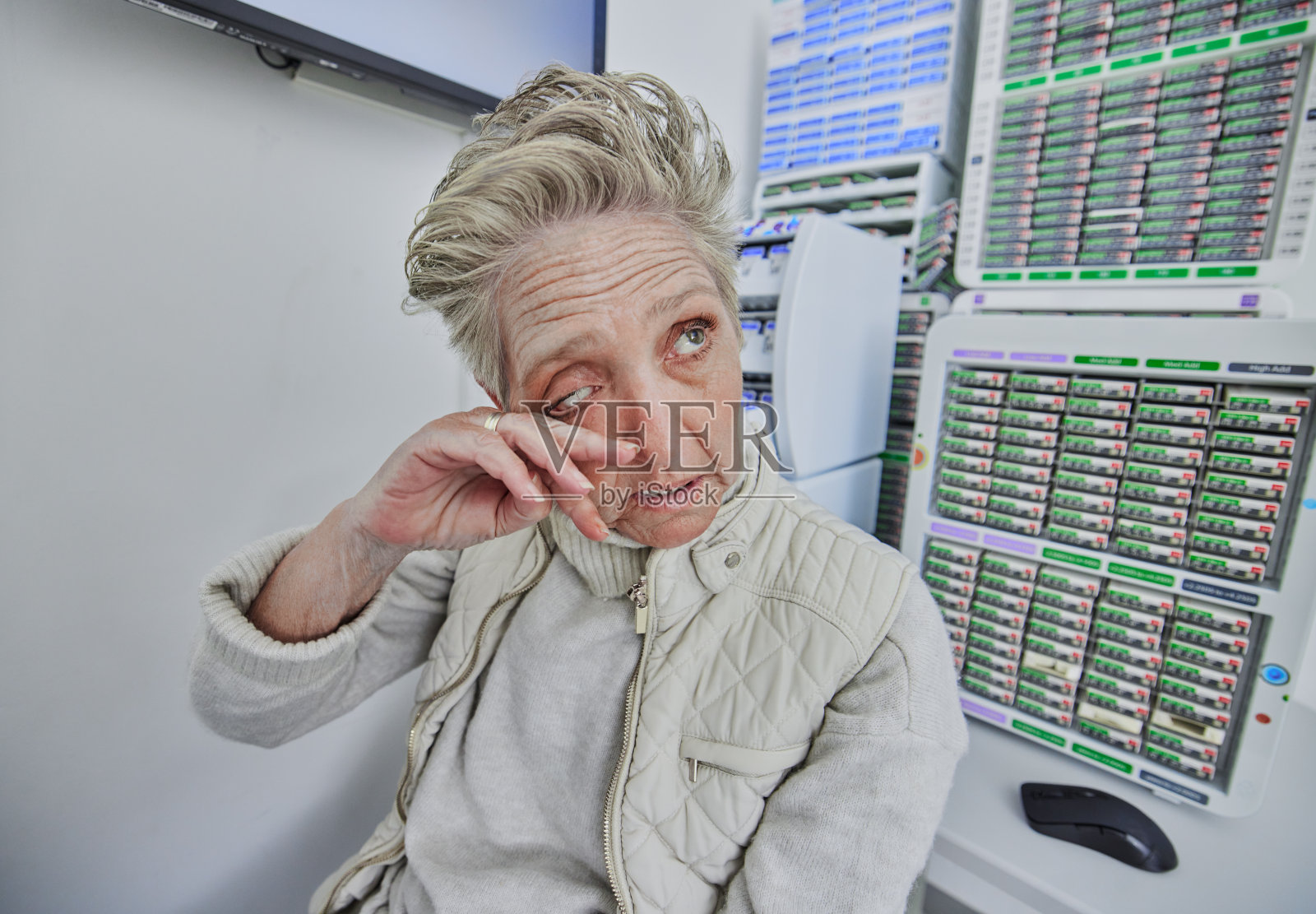 老年妇女，眼科和眼痛与手在诊所咨询视力，健康和保健。老年患者，视力问题及视力评估，头痛及医疗解决方案照片摄影图片