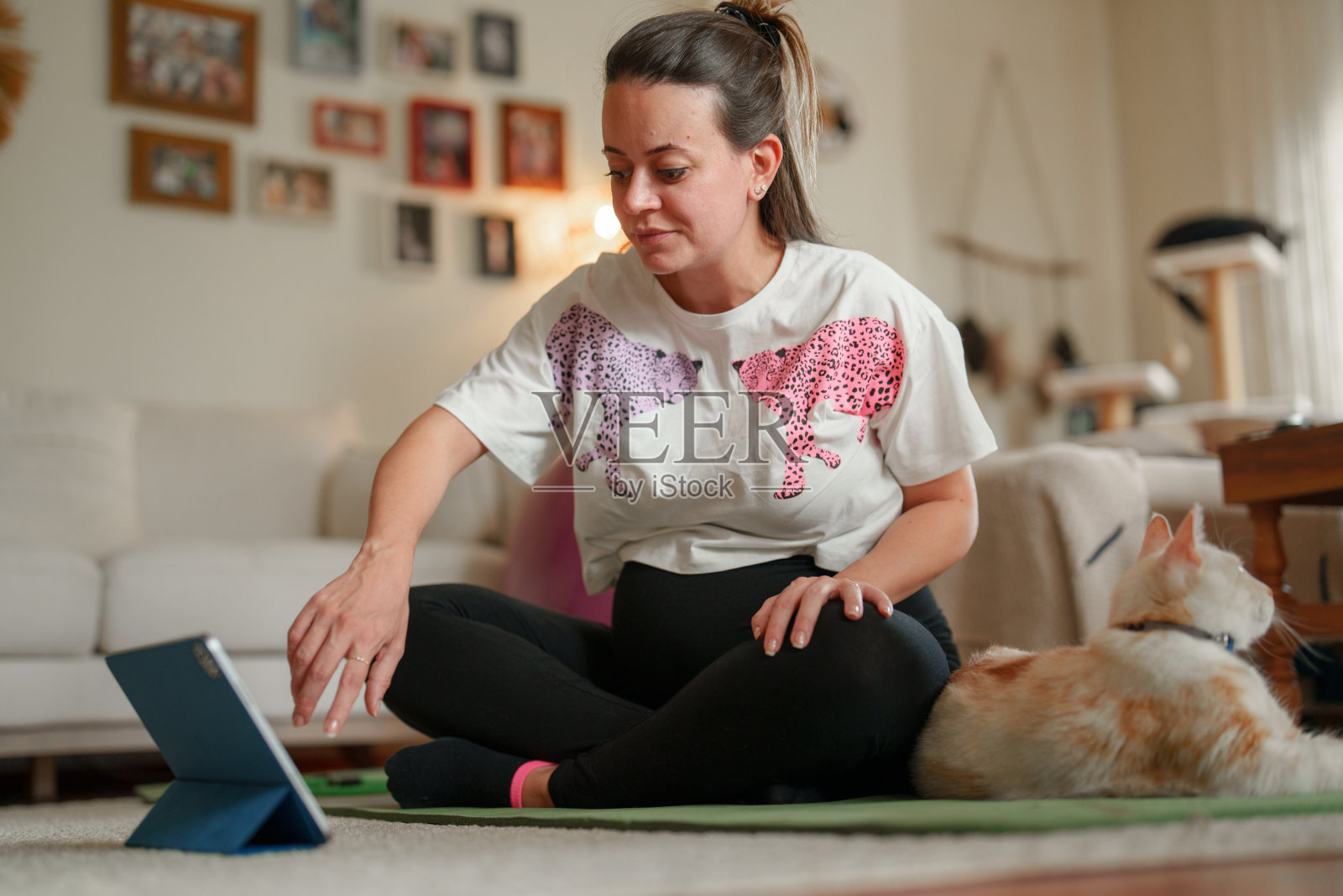 孕妇在家锻炼照片摄影图片