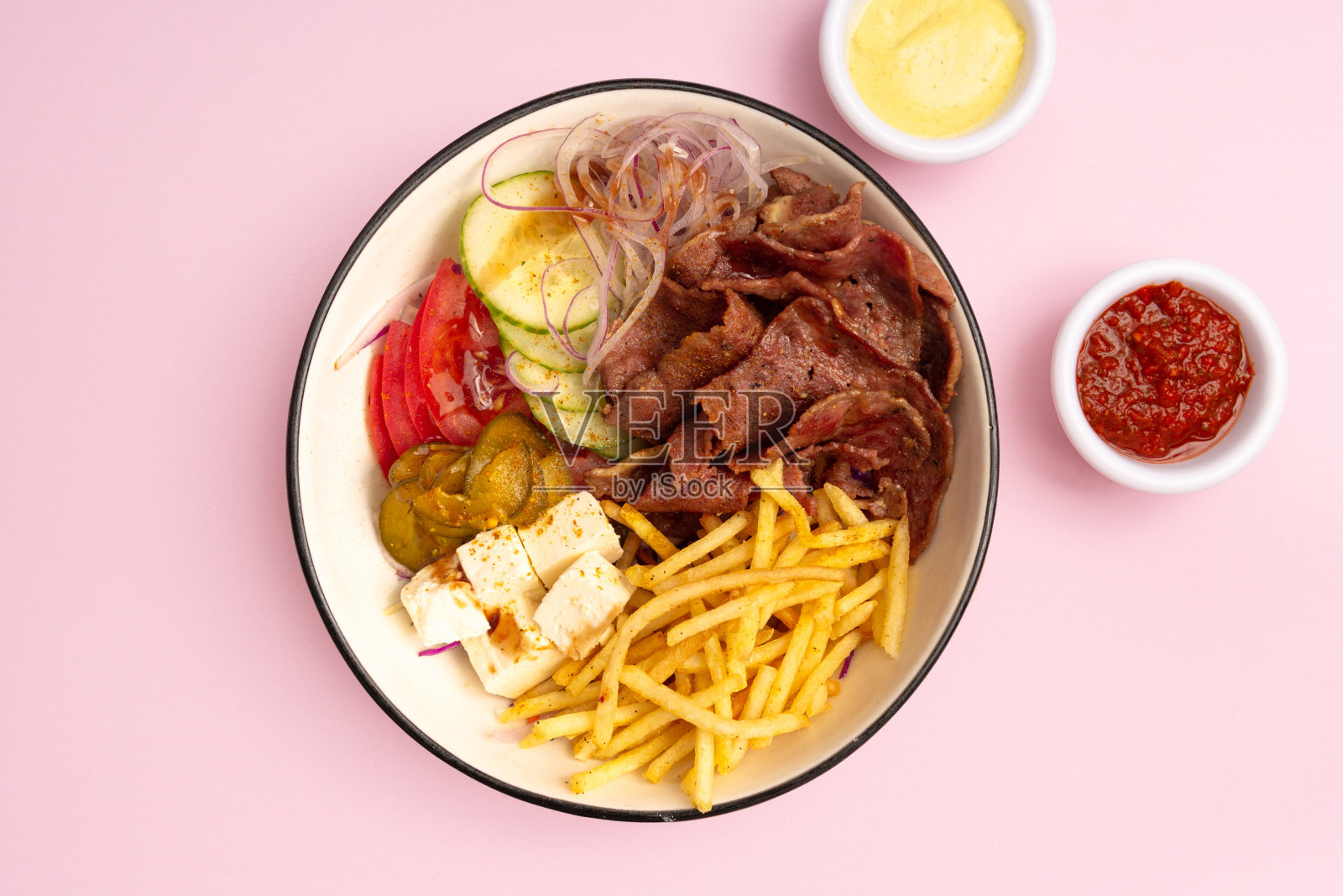 烤肉配炸薯条，羊乳酪和蔬菜。前视图。照片摄影图片