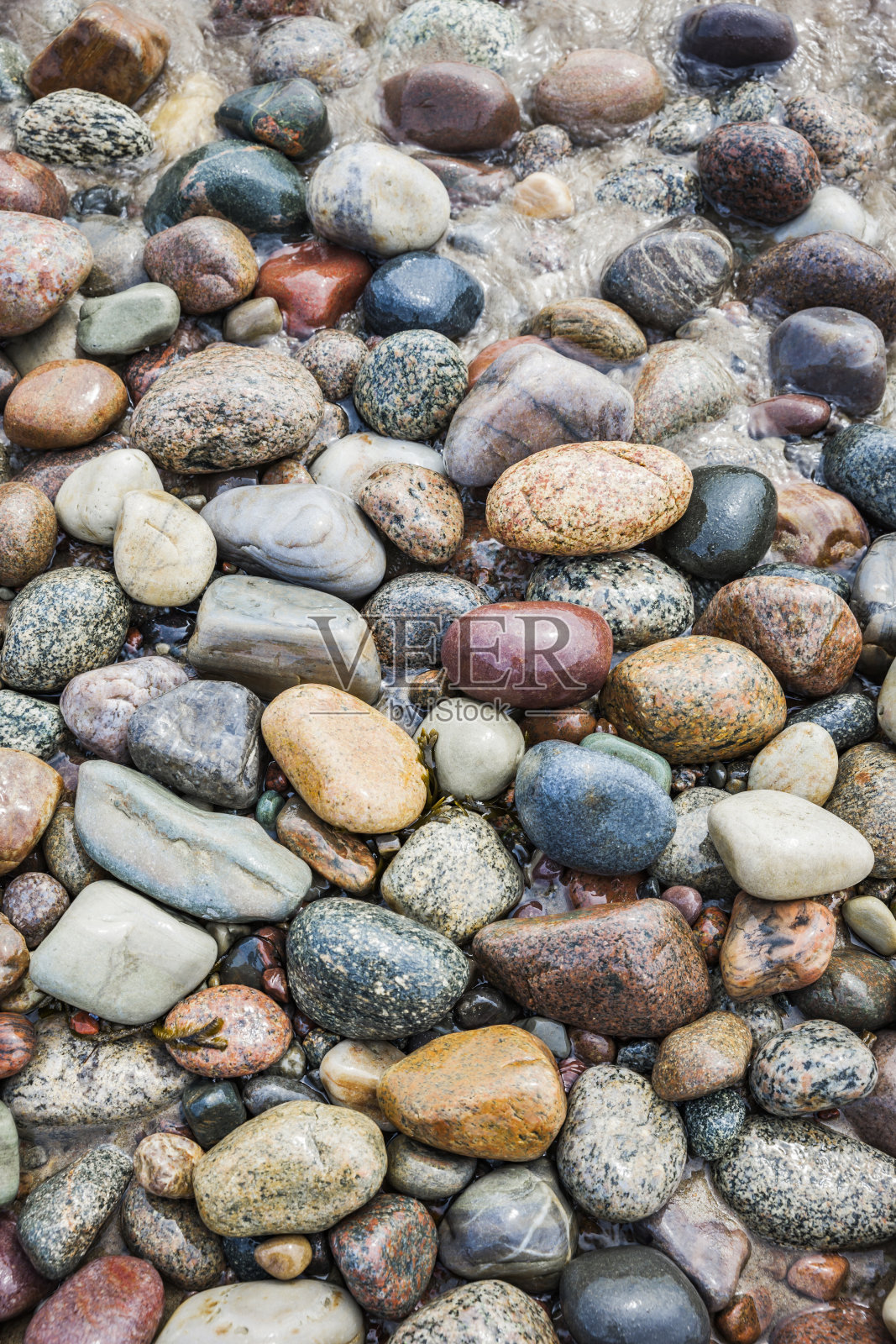 鹅卵石沙滩上五颜六色的石头照片摄影图片