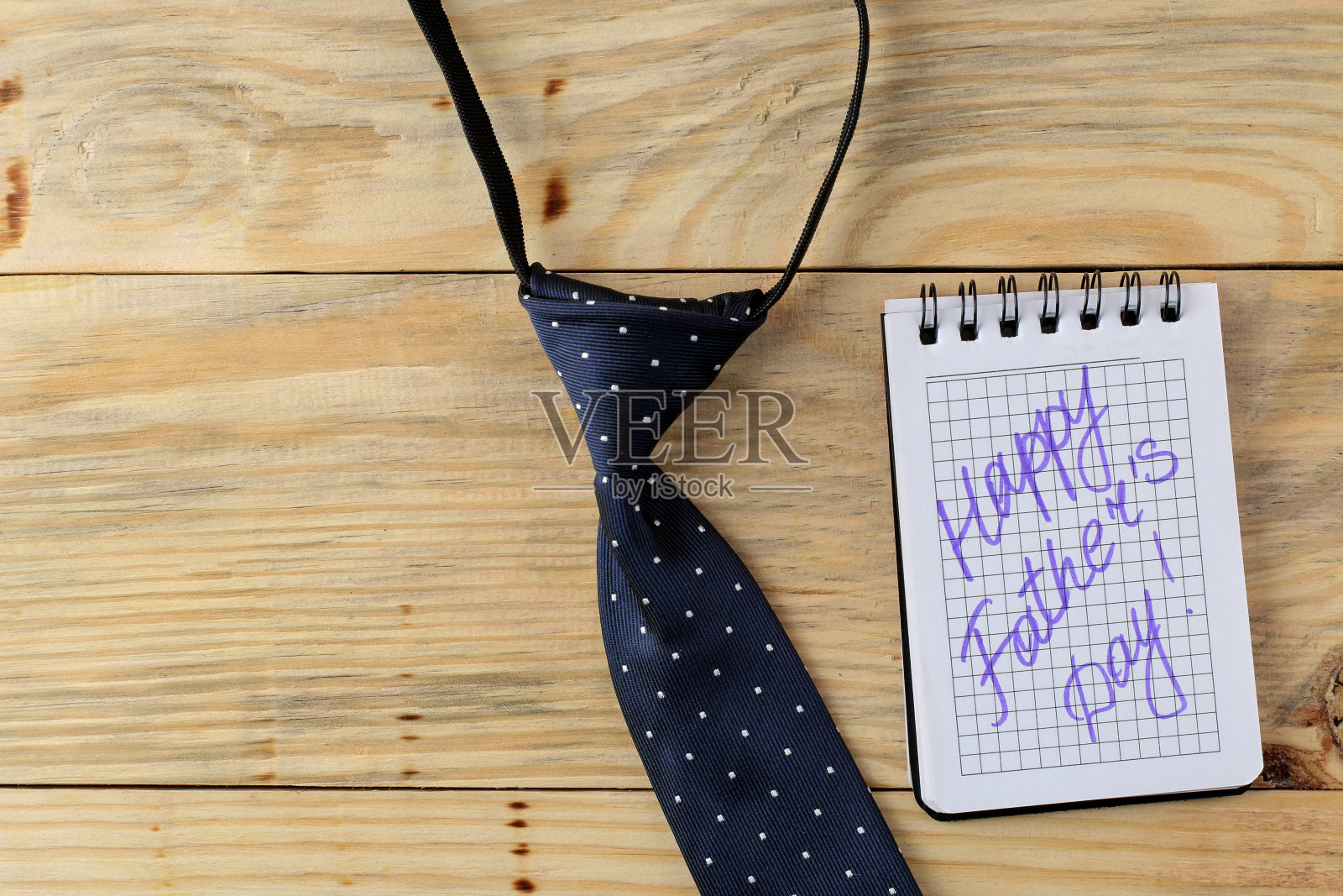 祝您父亲节快乐。在笔记本上的文字和男士的领带是天然的木制背景。俯视图照片摄影图片