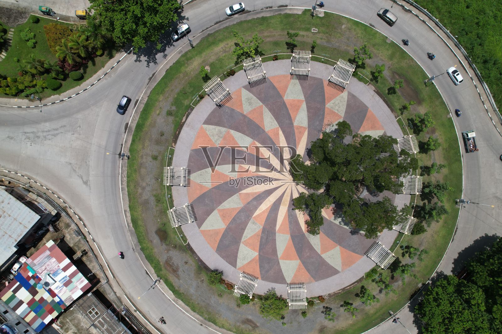 环岛鸟瞰图，周围是绿树和过往车辆。菲律宾棉兰老岛北部。照片摄影图片