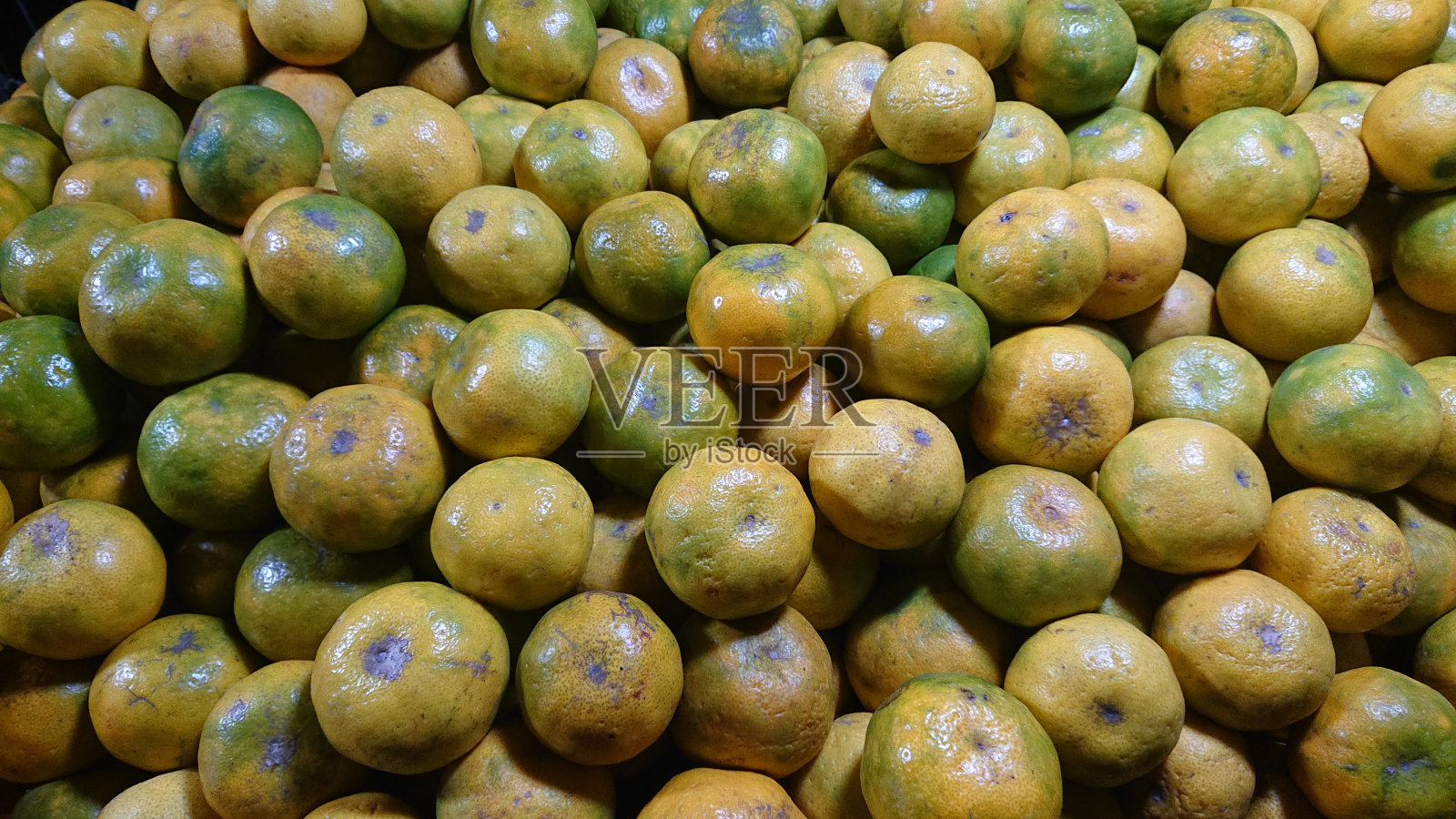 市场上有绿色的橙色水果照片摄影图片