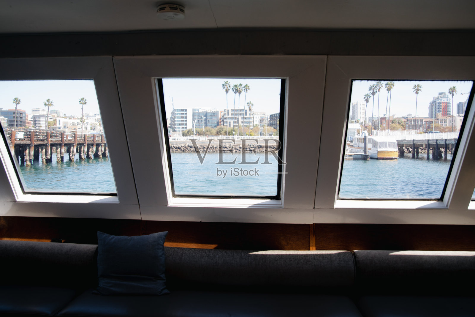 停在马蒂纳的白色游轮的特写，城市的海湾景色和小游轮照片摄影图片