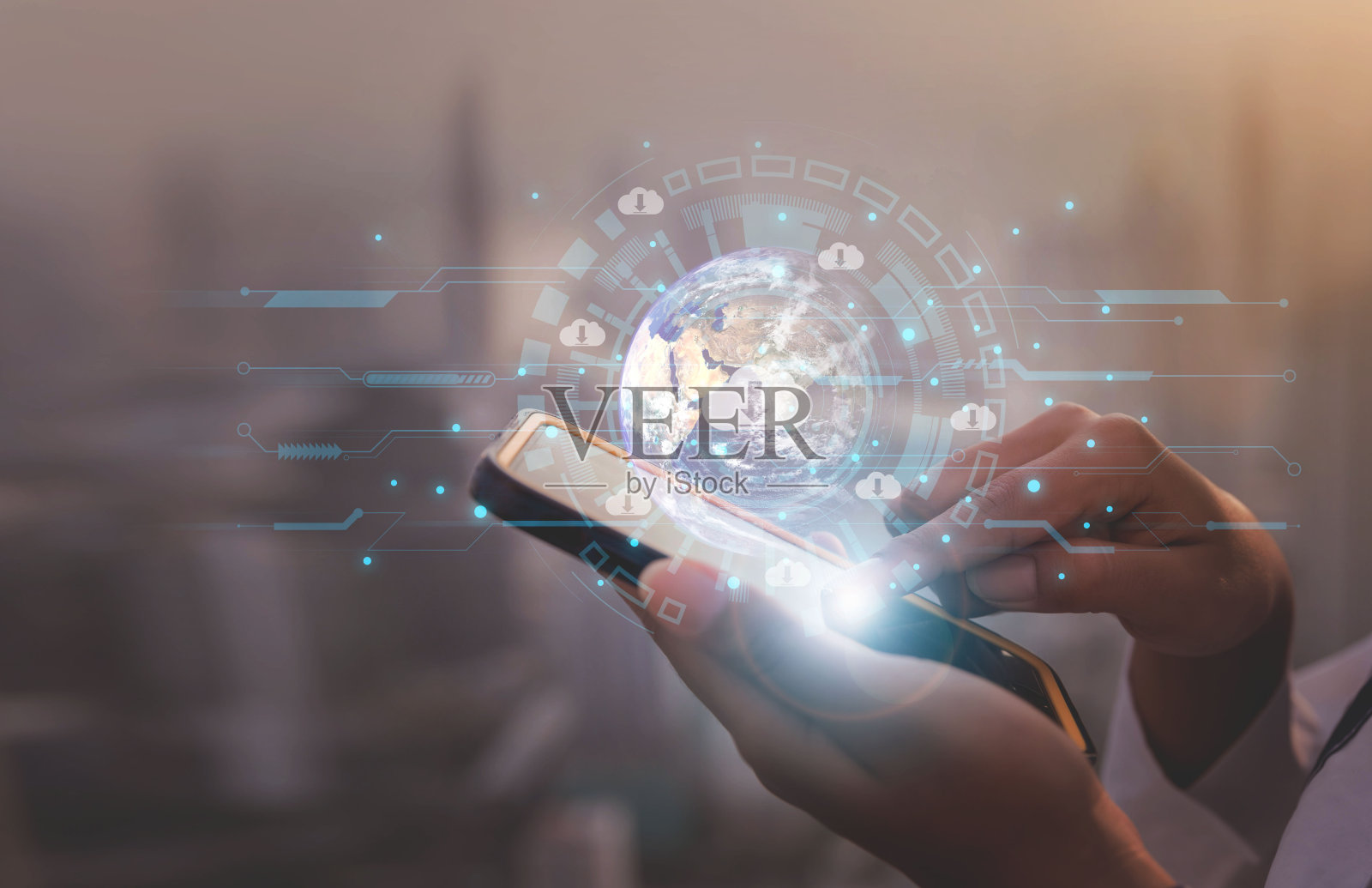 女商人坐在智能手机上下载应用社交媒体网络的概念和技术照片摄影图片