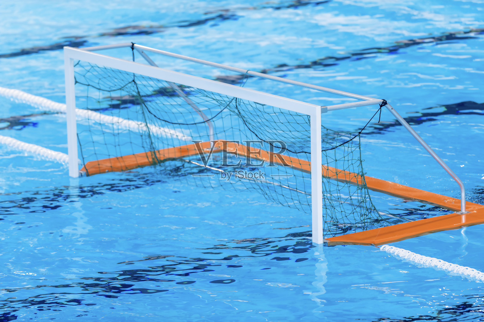 水球是在游泳池的水面上进行的。横向运动主题海报，贺卡，标题，网站和应用程序照片摄影图片