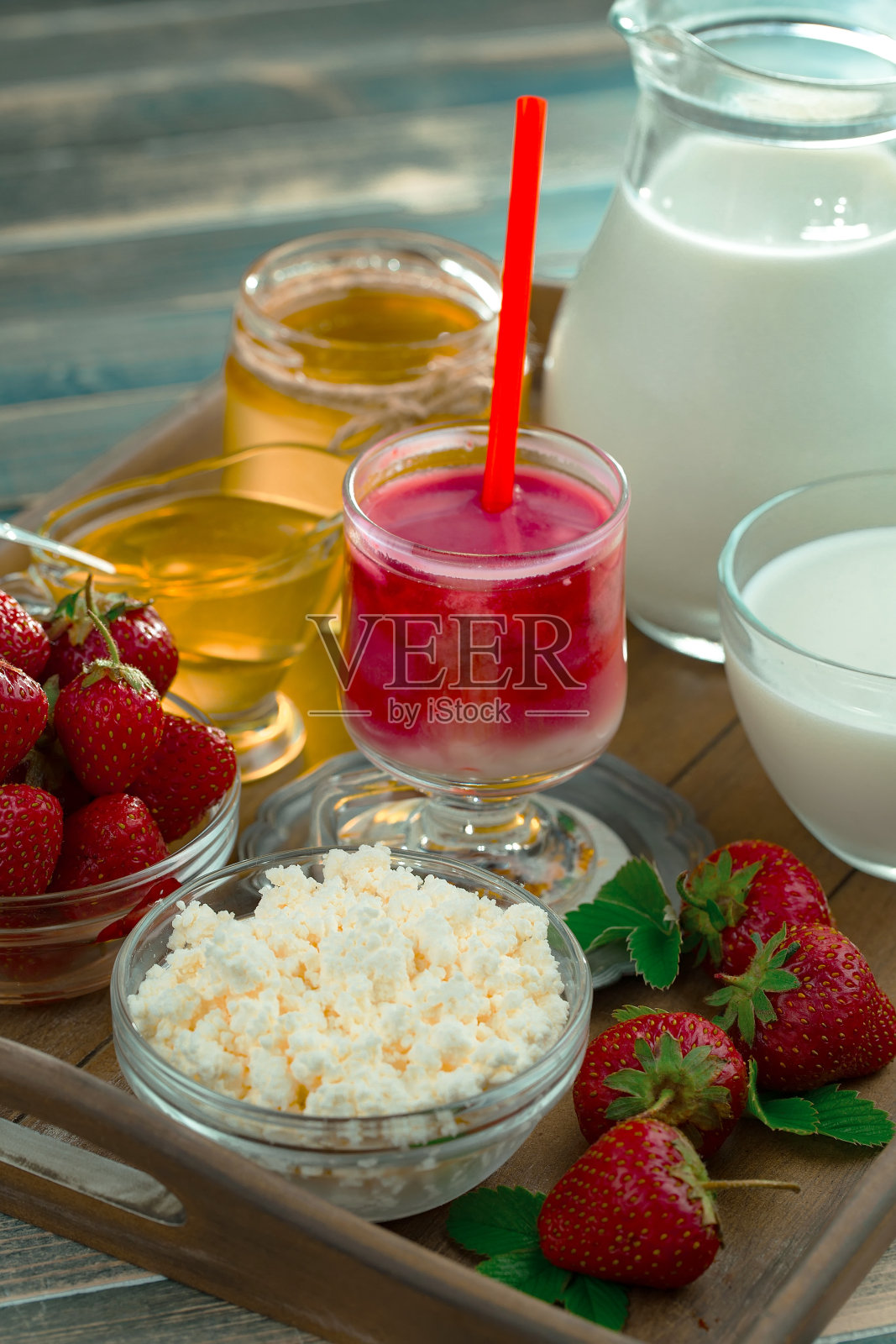 旧背景上的草莓。照片摄影图片