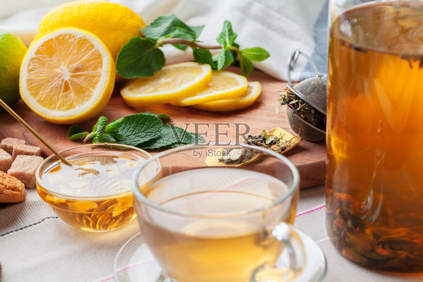 中国茶壶，柠檬，姜，蜂蜜，轻桌布。茶道照片摄影图片