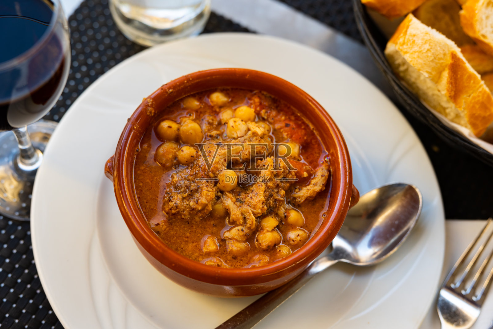 炖牛肚配蔬菜，鹰嘴豆和西班牙辣香肠照片摄影图片