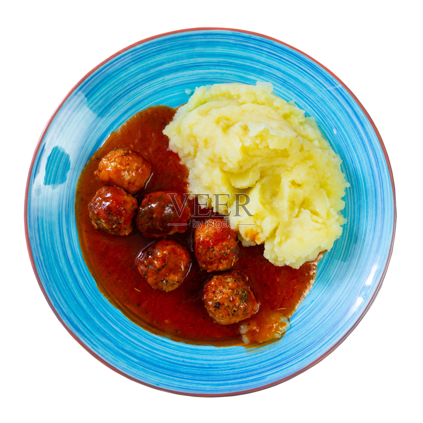 白色圆盘配肉丸，撒上切碎的莳萝番茄酱和土豆泥照片摄影图片