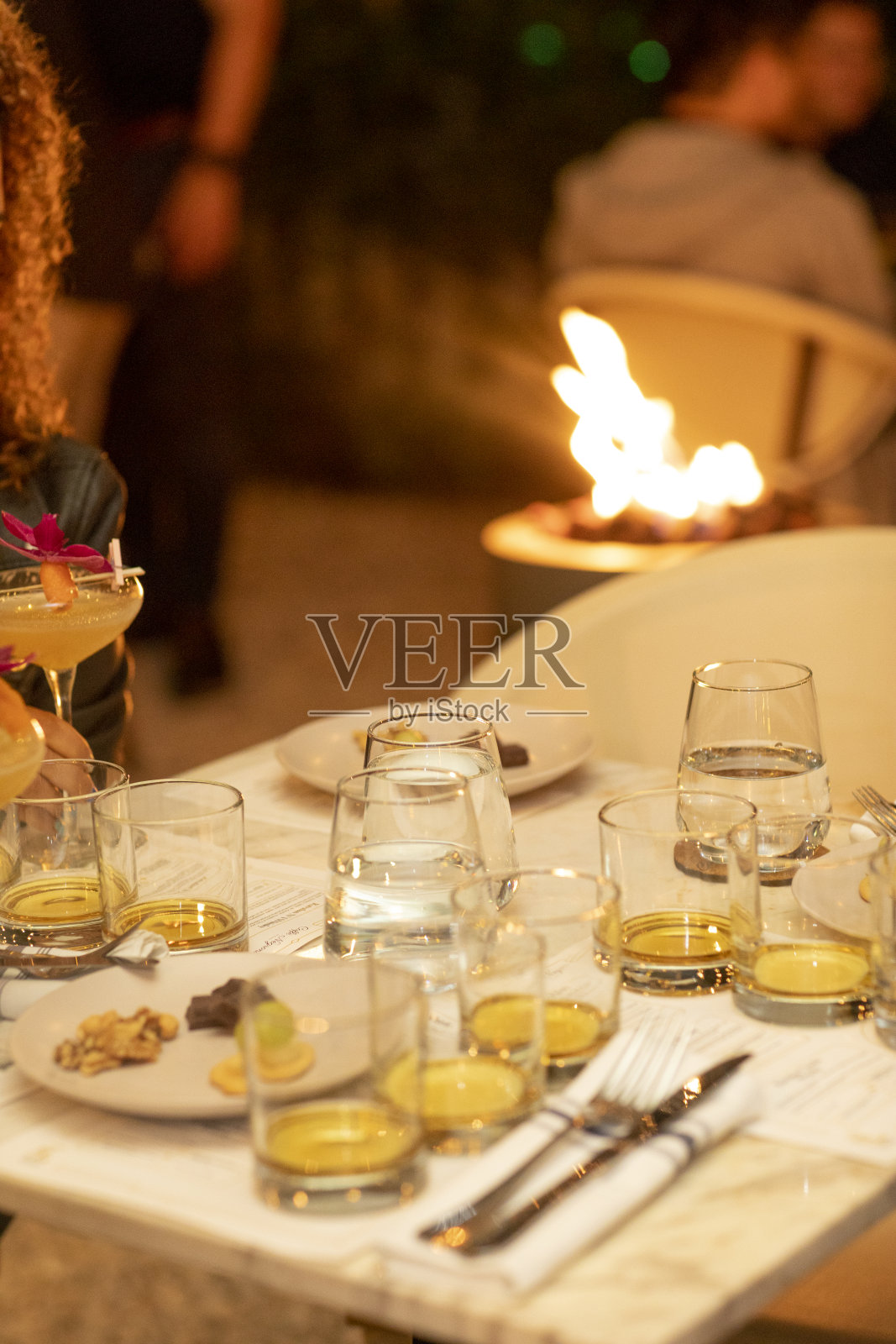 晚上外出品尝威士忌照片摄影图片