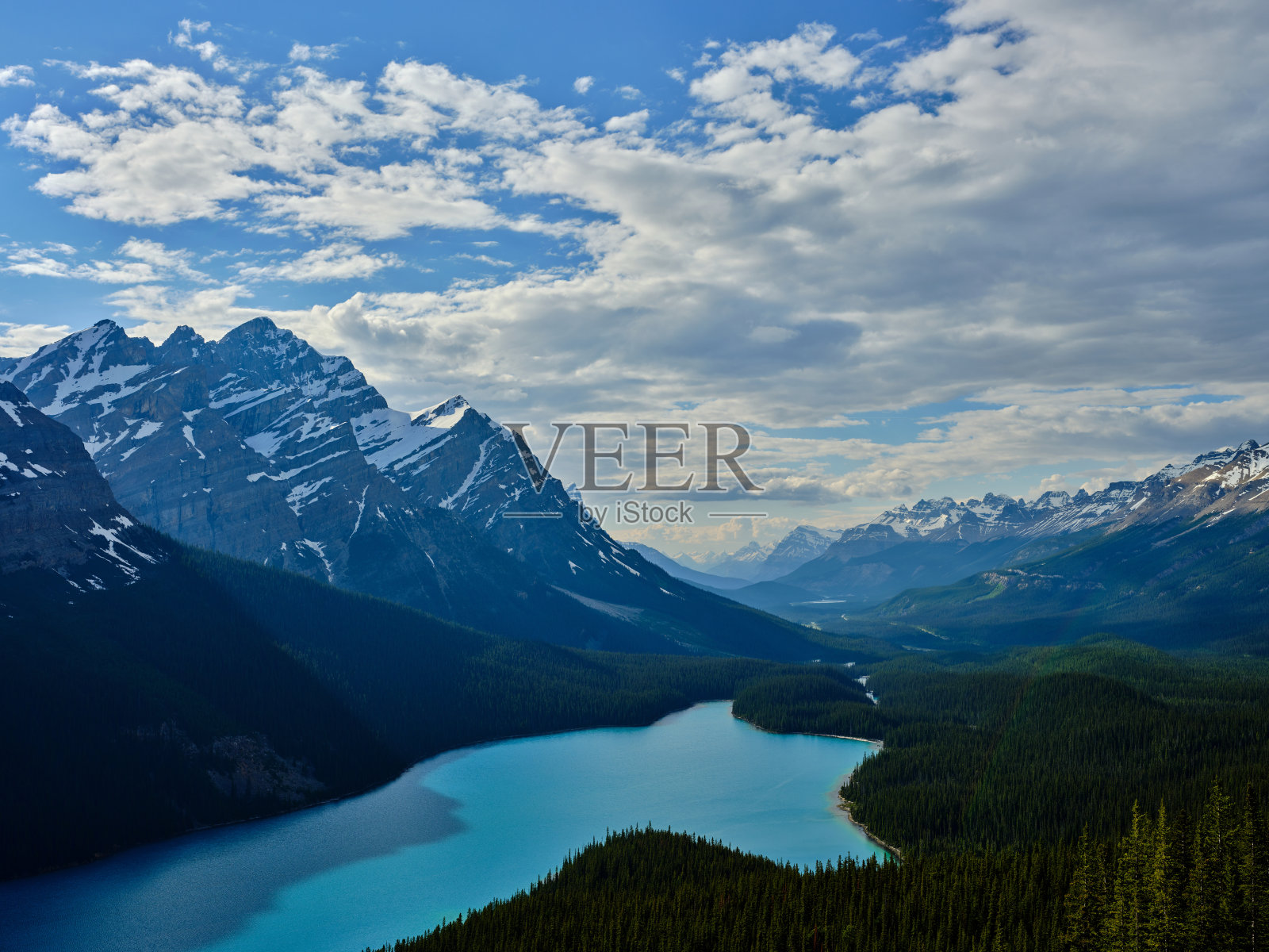 冰川泥沙承载的径流给湖泊带来了Peyto湖的蓝绿色湖水和加拿大班夫国家公园的山峰照片摄影图片
