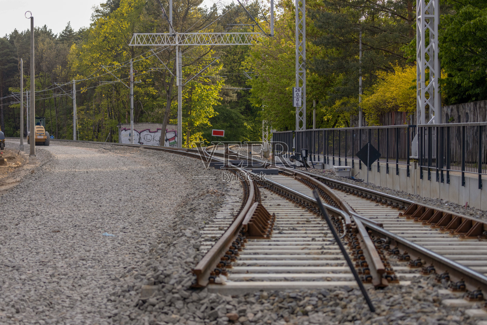 可持续电力交通。电动客运列车。扩大欧盟的铁路基础设施。金属行业。铁工厂。钢铁。照片摄影图片