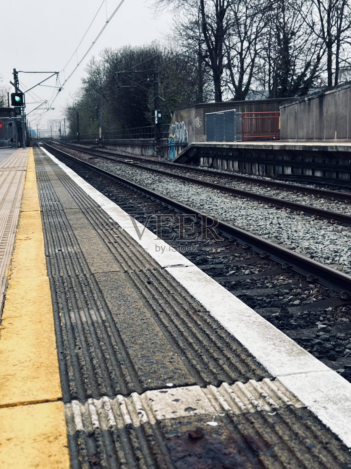 的表面水平视图。在拜克的泰恩和威尔地铁站站台照片摄影图片