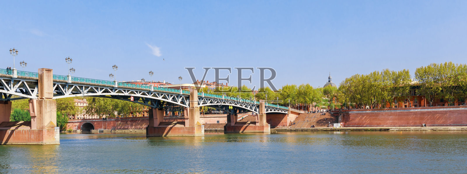 图卢兹市和加龙河的城市景观。法国、欧洲照片摄影图片