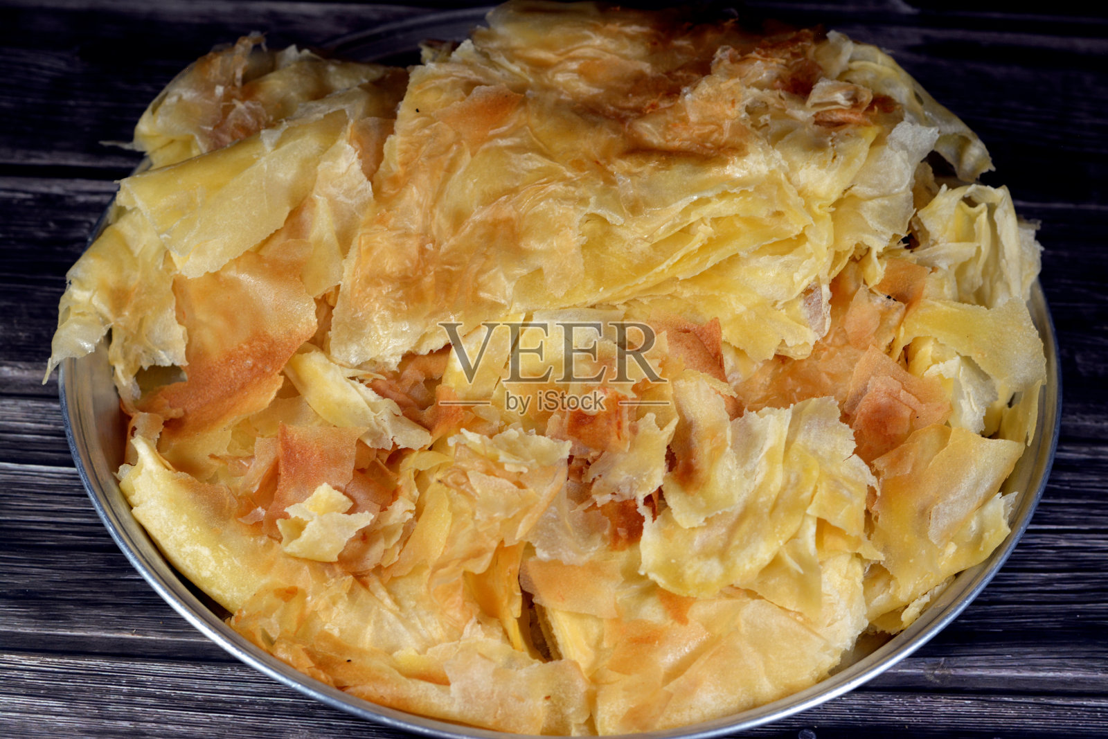 埃及的Feteer meshaltet，一层又一层的油酥面团，中间有大量的酥油或黄油，这是埃及著名的糕点食谱之一，是一种片状的埃及分层油酥面包面团和黄油照片摄影图片